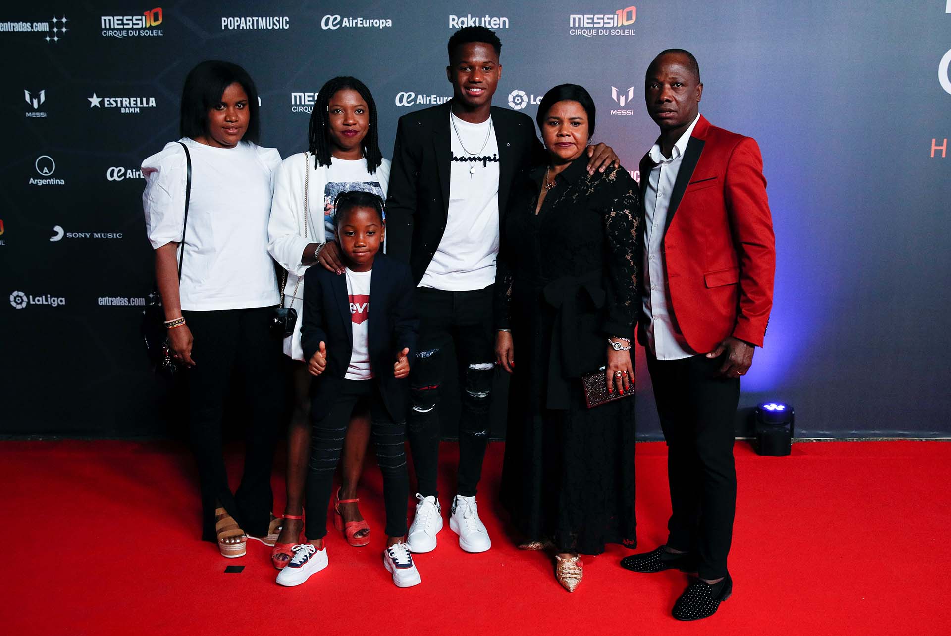 El futbolista Ansu Fati, del Barcelona, junto a su familia en la premiere de