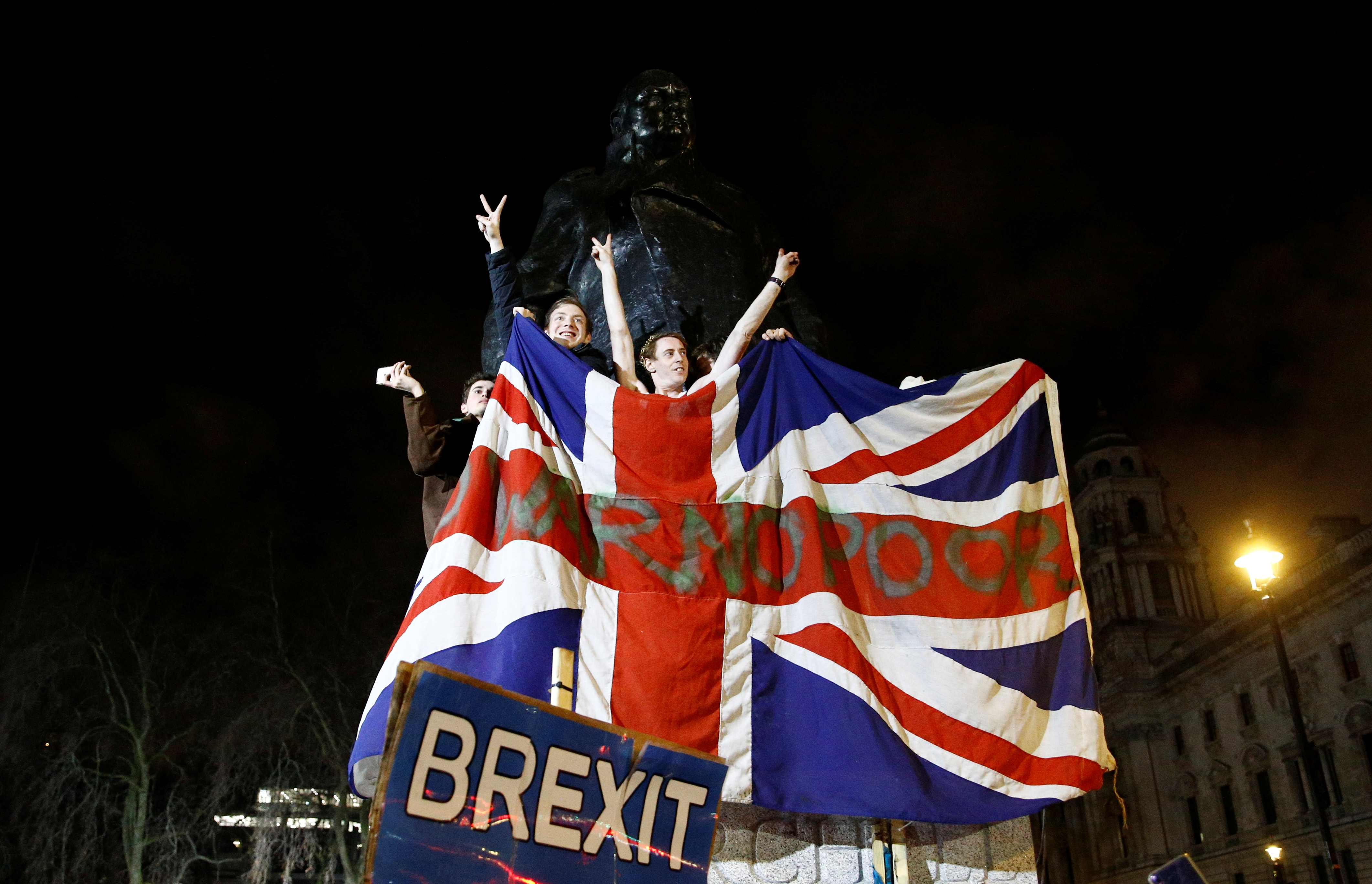 Londinense celebran el Brexit sobre la estatua de Winston Churchill