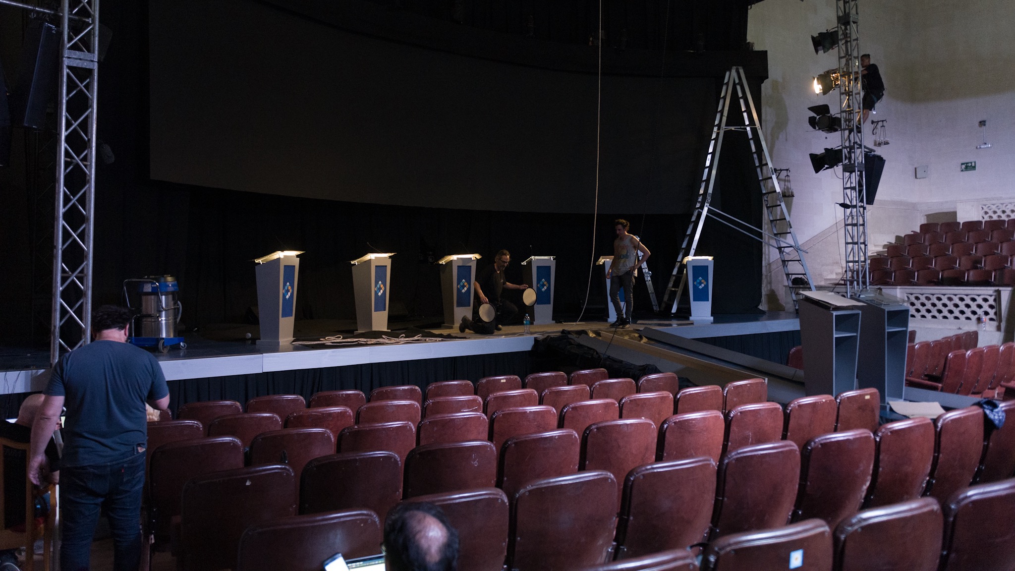 Las preparaciones en el Paraninfo de la Universidad del Litoral, ayer (Adrián Escandar)