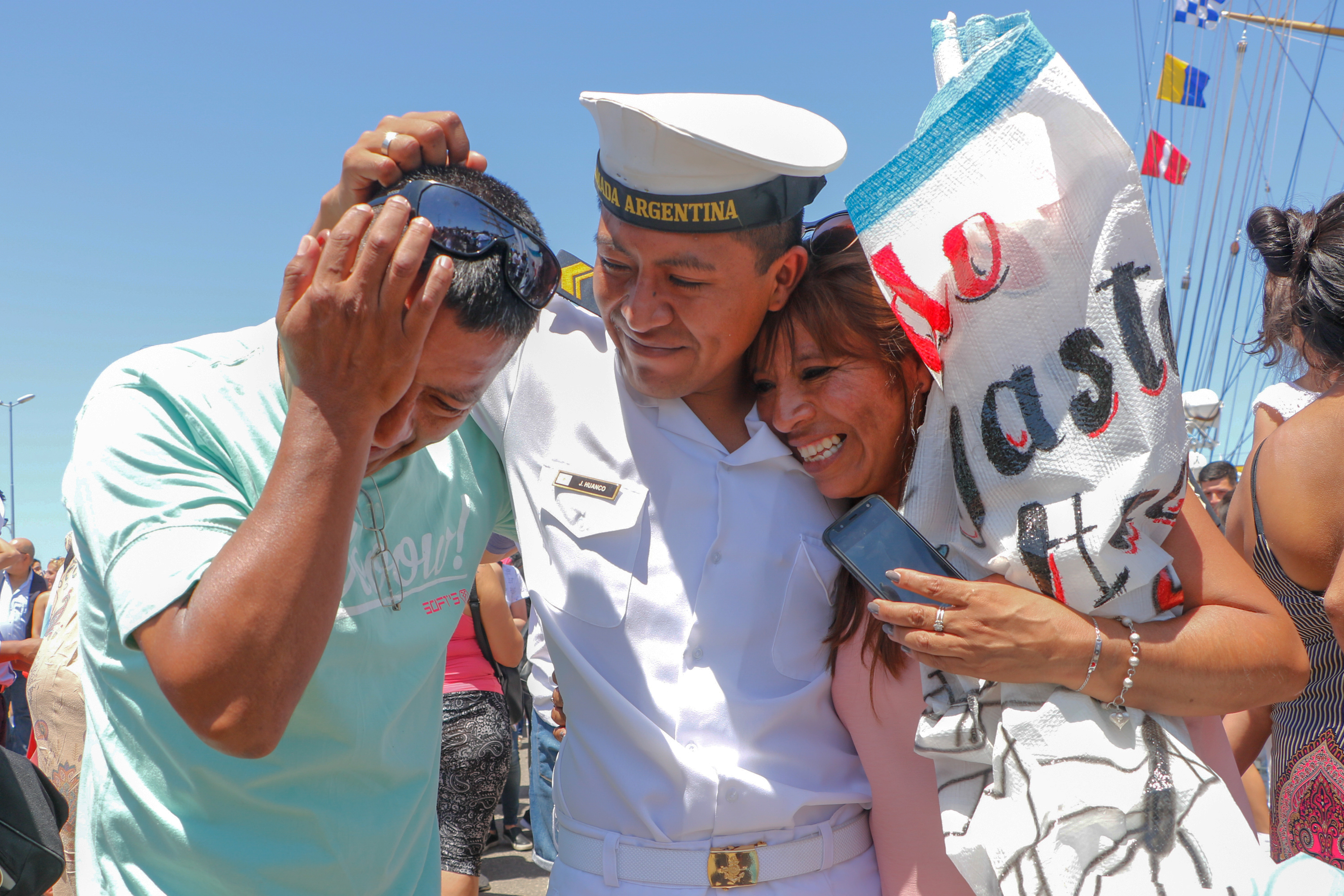 A su llegada, esperaban en la base naval turistas, marplatenses y familiares de la tripulación
