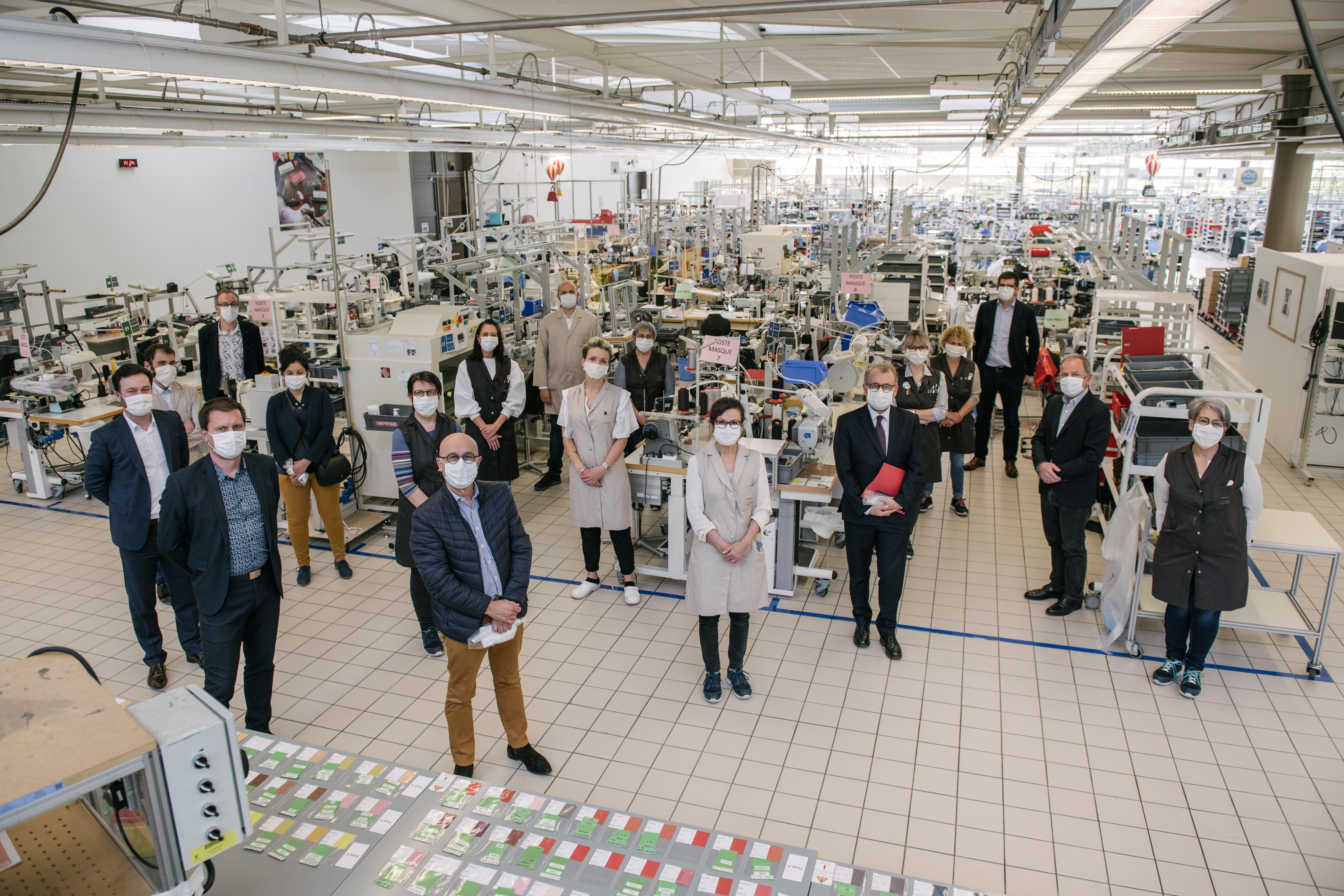 Michael Burke, CEO de Louis Vuitton y empleados en el taller de la marca donde hoy realizan mascarillas y trajes para personal sanitario LOUIS VUITTON/David Gallard/Handout via REUTERS