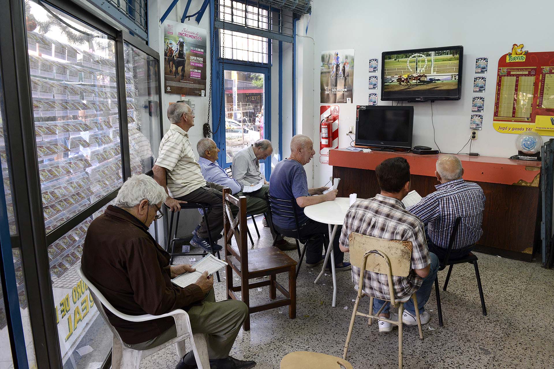 La transmisión de las apuestas. Es una foto de 2016 en una quiniela del barrio de Villa Lugano: