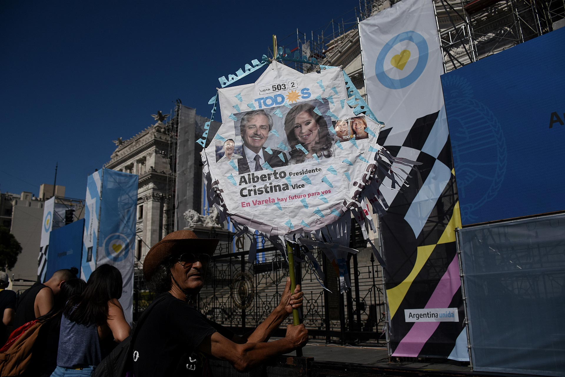 El perímetro comprendido por la avenida Corrientes, Leandro N. Alem /Paseo Colón, avenida Belgrano y Rincón/Junín estará afectado desde las 6 de la mañana y hasta el final del evento y los accesos al palacio legislativo permanecerán vallados en la esquina de la avenida Entre Ríos e Hipólito Yrigoyen y en Alsina y Combate de los Pozos