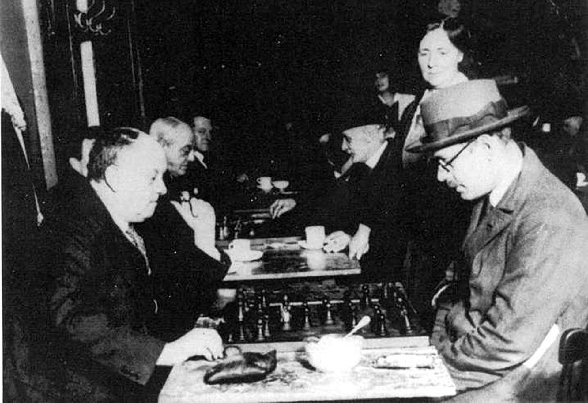 Aleister Crowley y Fernando Pessoa jugando al ajedrez
