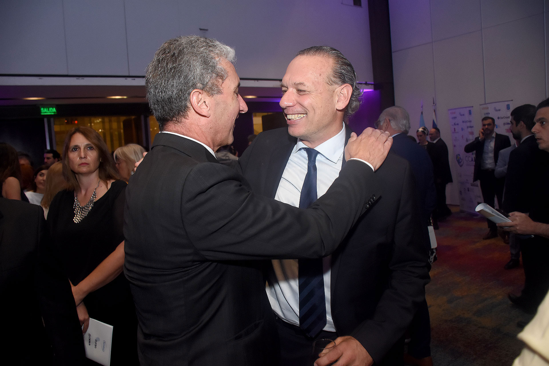 El saludo entre José Scioli y Sergio Berni