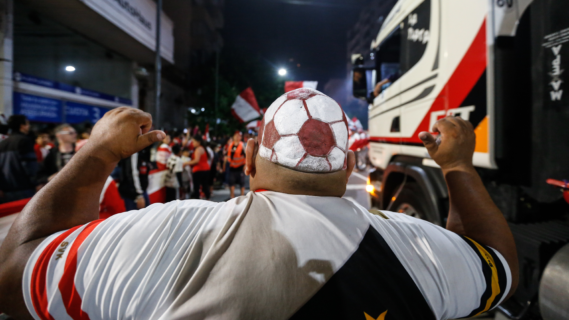 Un hincha se preparó especialmente para disfrutar la vigilia rumbo al nuevo estadio de Estudiantes (Nicolás Aboaf)