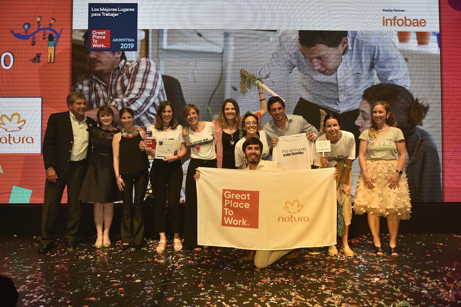 El equipo de NATURA en el escenario, recibiendo su distinción