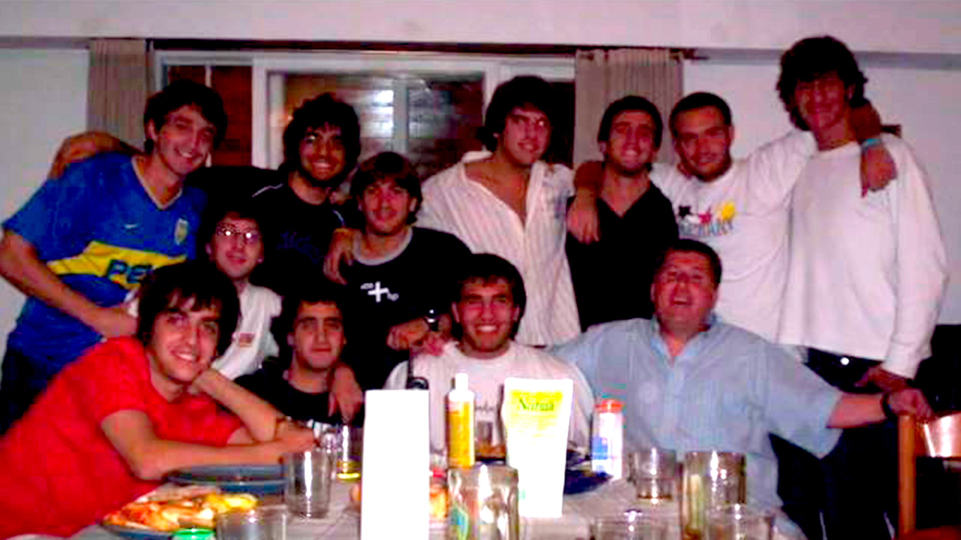 Lorenzo (abajo, der.) junto a jóvenes que acudían a su parroquia