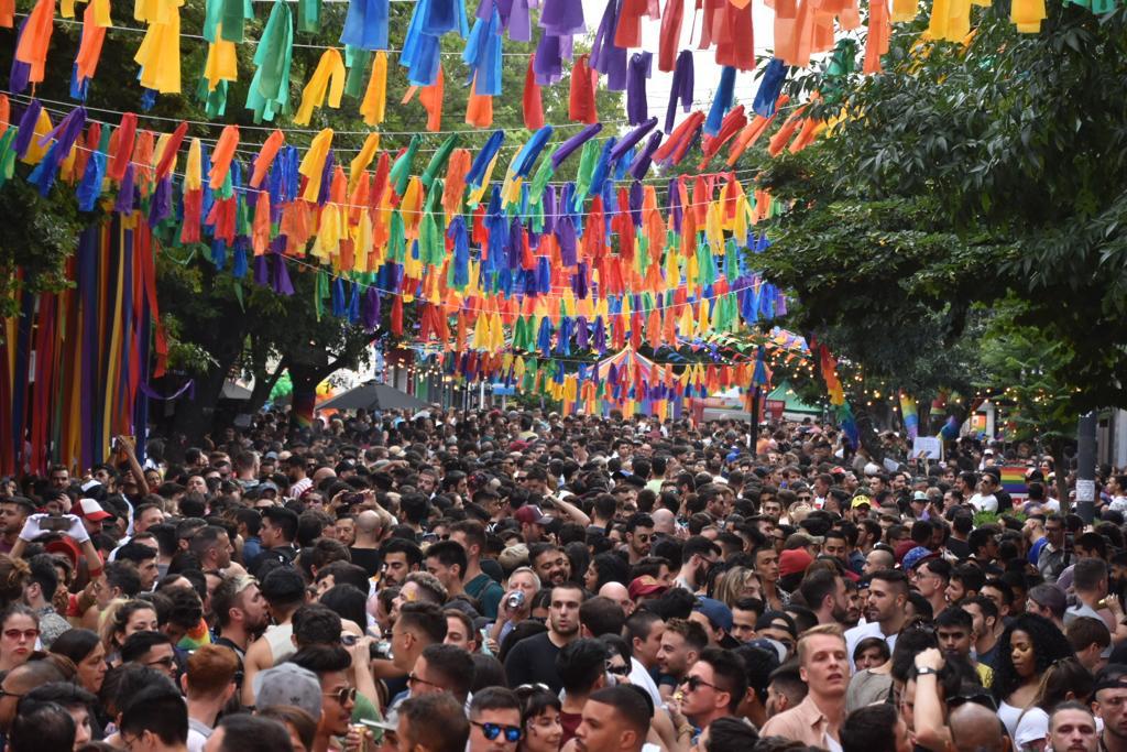 A su vez, se ofrecieron presentaciones artísticas de referentes y reconocidos artistas, bailes en vivo, cantantes y una serie de DJs para bailar al aire libre, además de la presentación de La Queen, entre otras propuestas