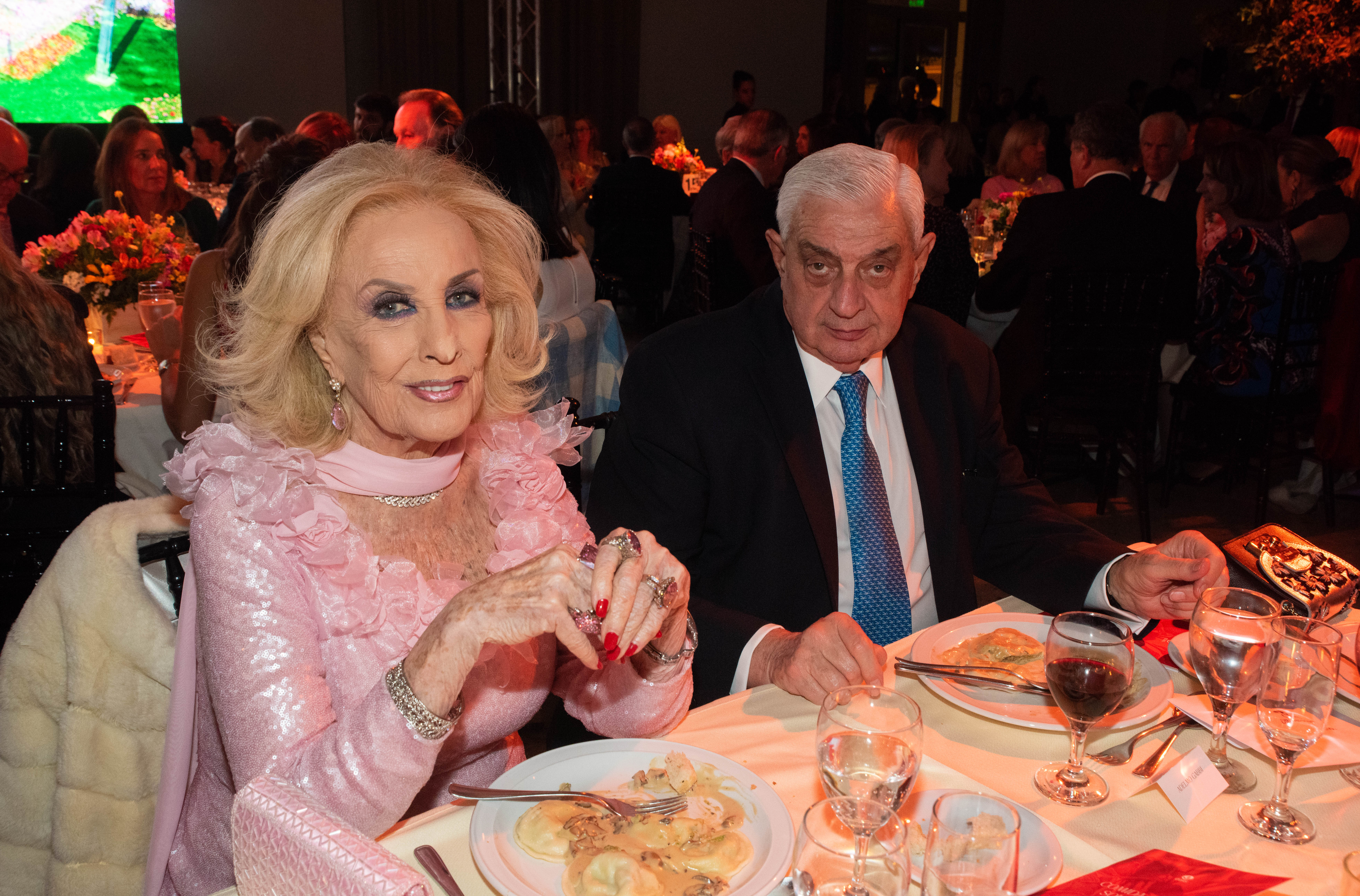 Mirtha Legrand en la mesa principal junto al presidente de la Bolsa de Comercio de Buenos Aires, Adelmo Gabbi, en la Comida Anual Solidaria de COAS