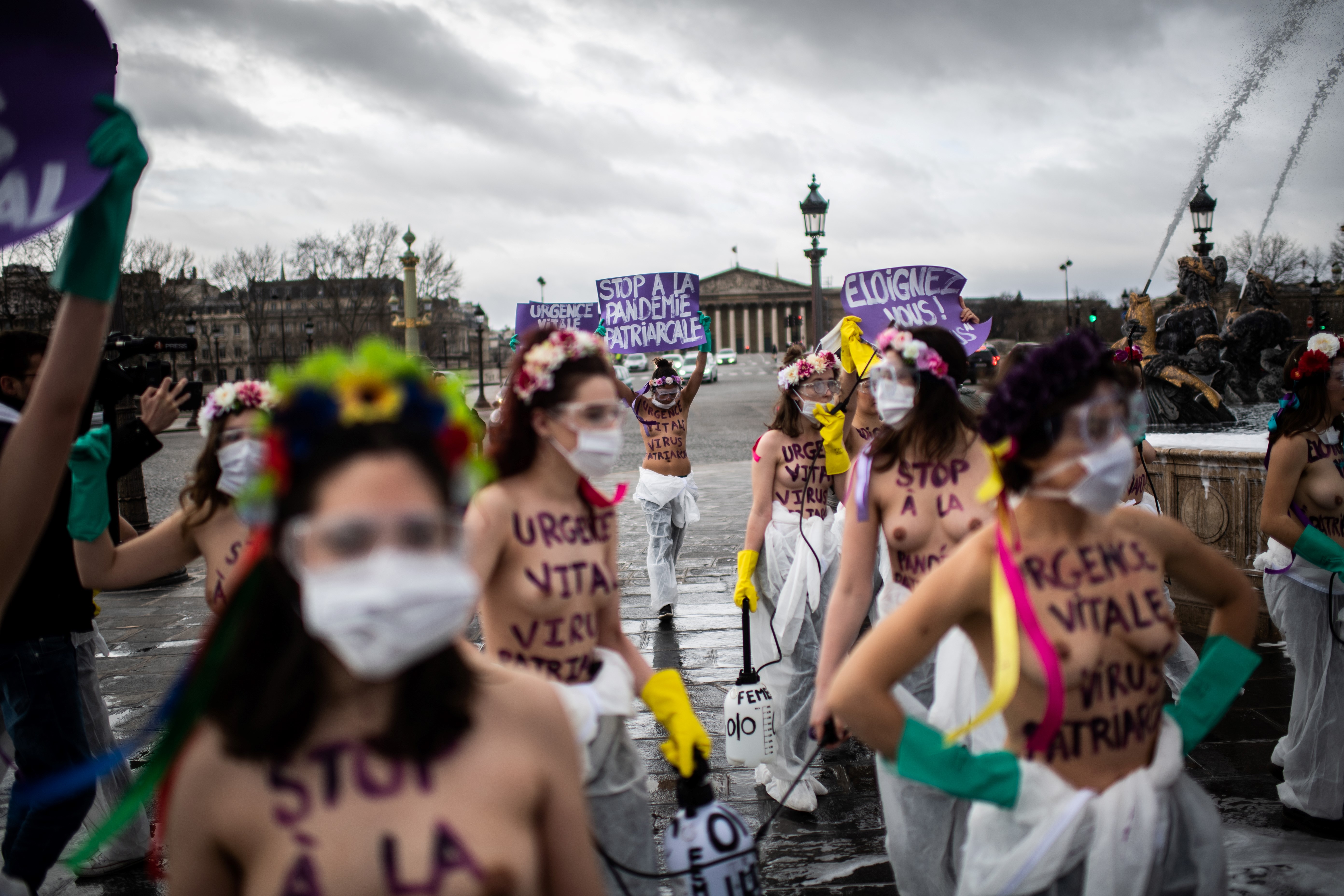 Activistas de Femen se manifiestan en la place de la Concorde en París, el 8 de marzo de 2020, para pedir la igualdad de género en el Día Internacional de la Mujer. (Foto por Martin BUREAU / AFP)