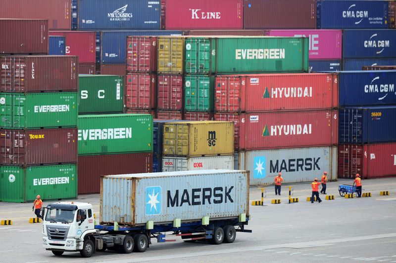 La Argentina mantiene un elevado superávit comercial, aunque caen exportaciones e importaciones (Reuters)