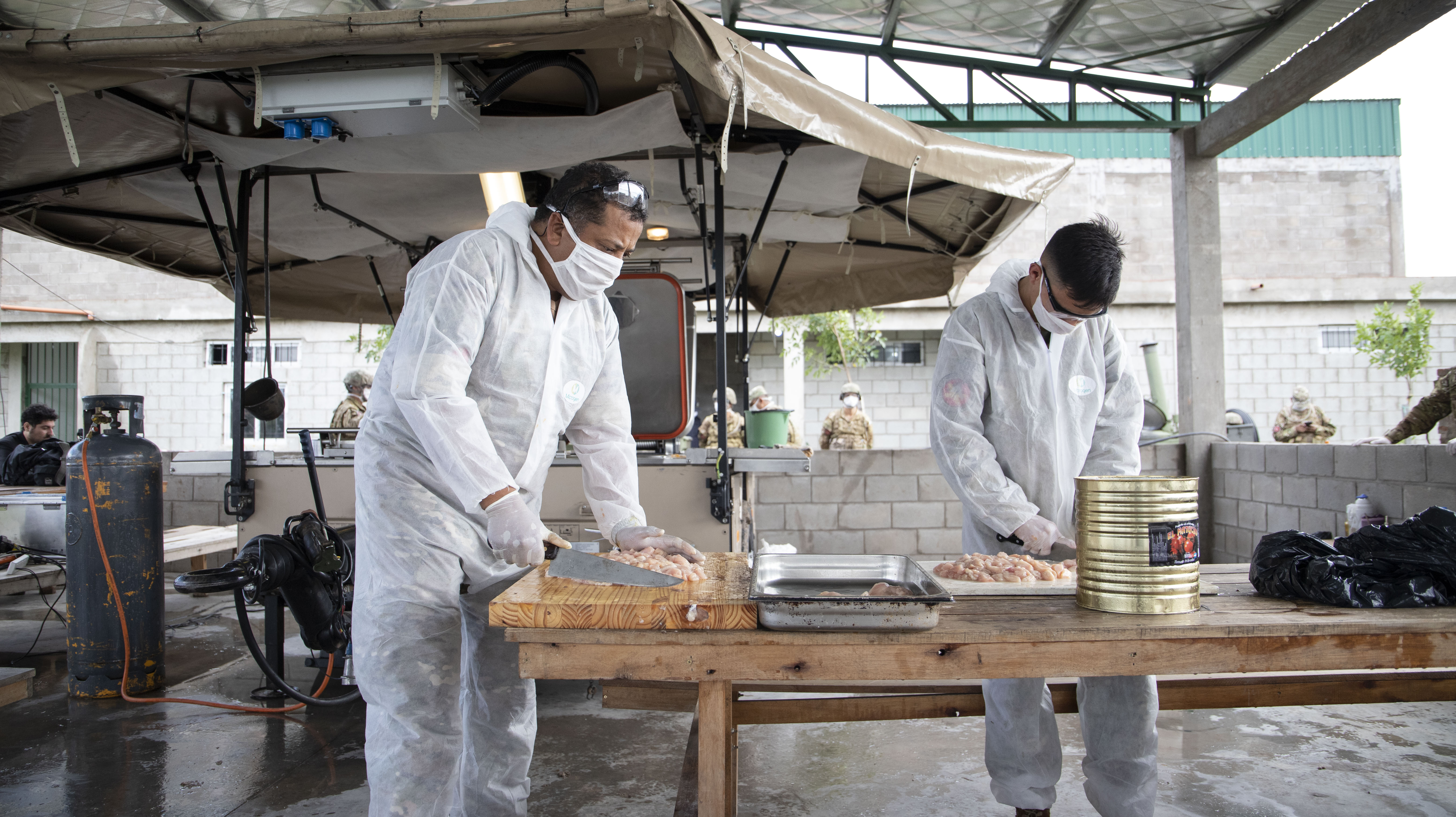 Los cocineros trabajaron con trajes y barbijos especiales para cuidar la higiene