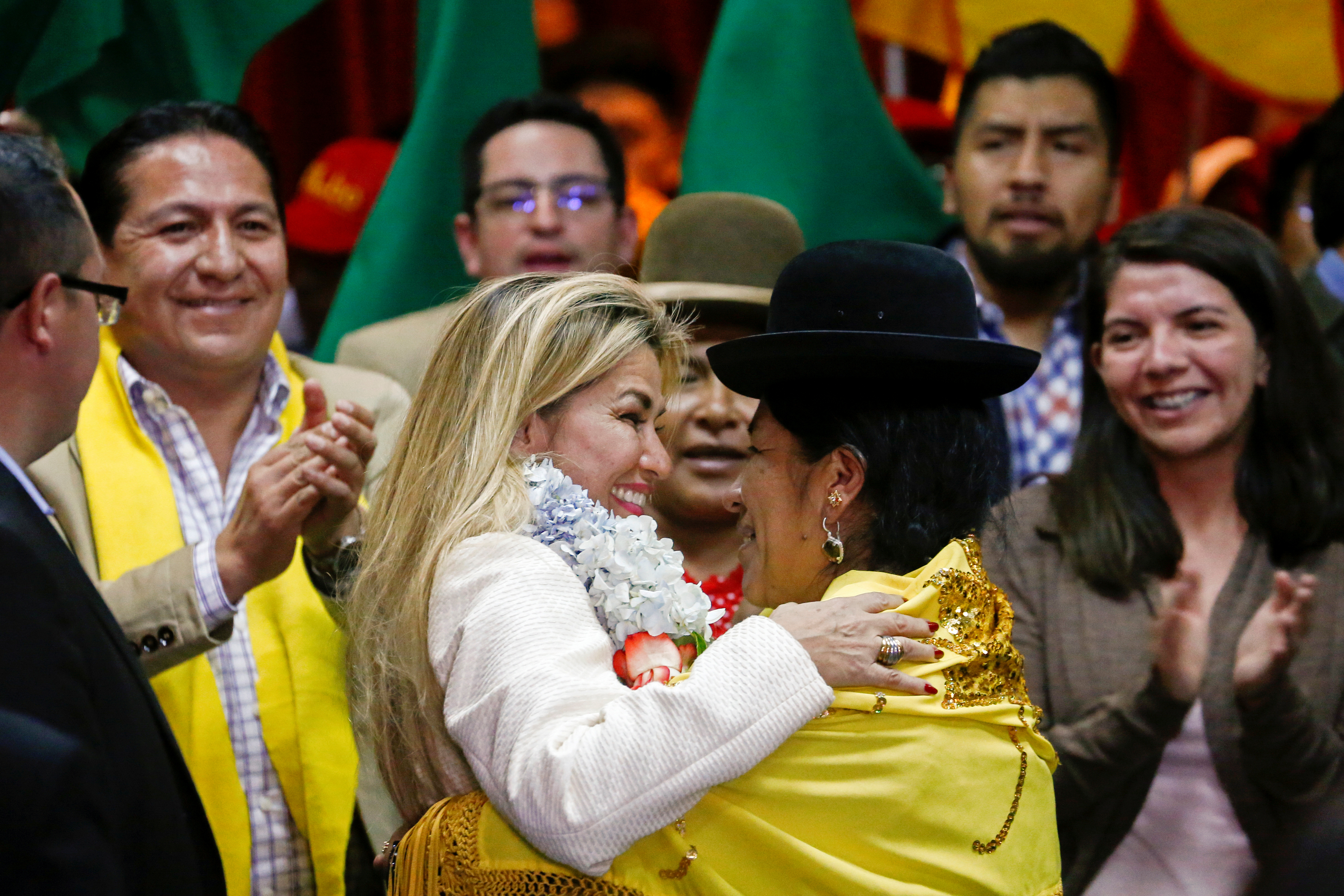 Yola Mamani y la presidente de Bolivia Jeanine Áñez