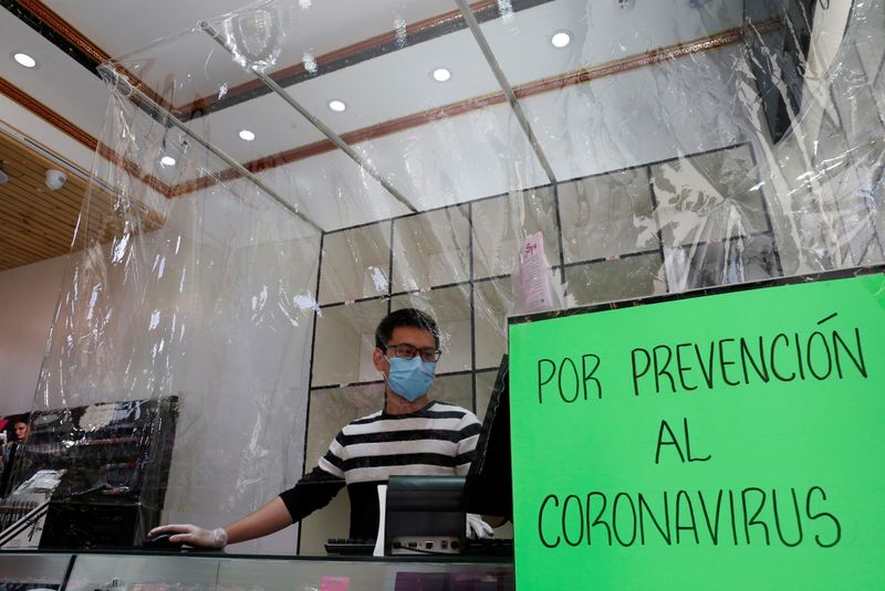 Un empleado de una tienda trabaja tras una cortina plástica como precaución ante la propagación del coronavirus en Viña del Mar, Chile. Marzo, 2020. REUTERS/Rodrigo Garrido