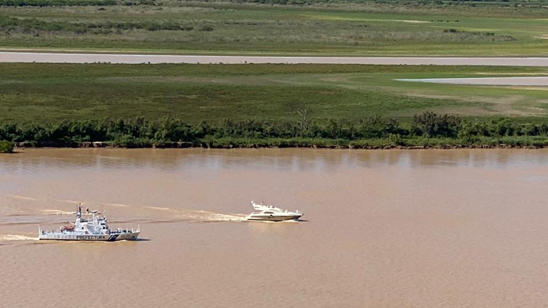 El barco privado y el buque de Prefectura en el Paraná
