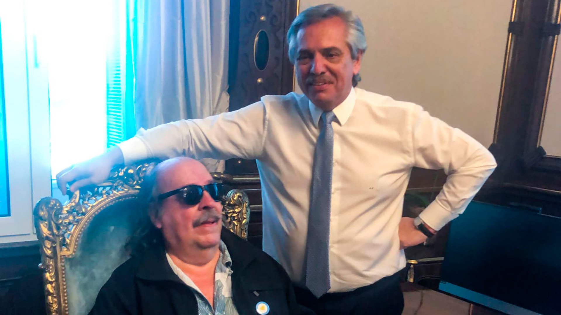 El presidente Alberto Fernández dejó que uno de sus ídolos, el cantante Litto Nebbia, se siente en el sillón presidencial