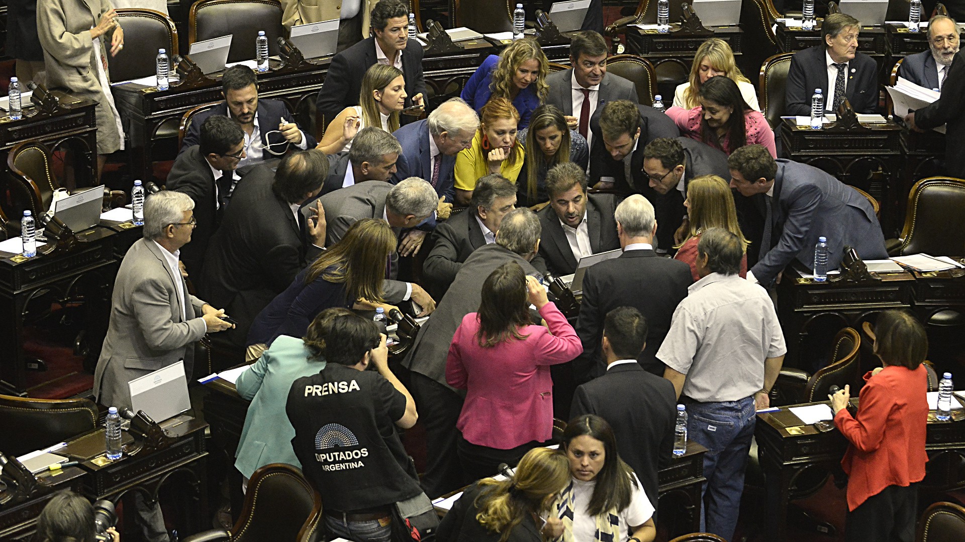 Los diputados de Juntos por el Cambio se reúnen en el medio del recinto