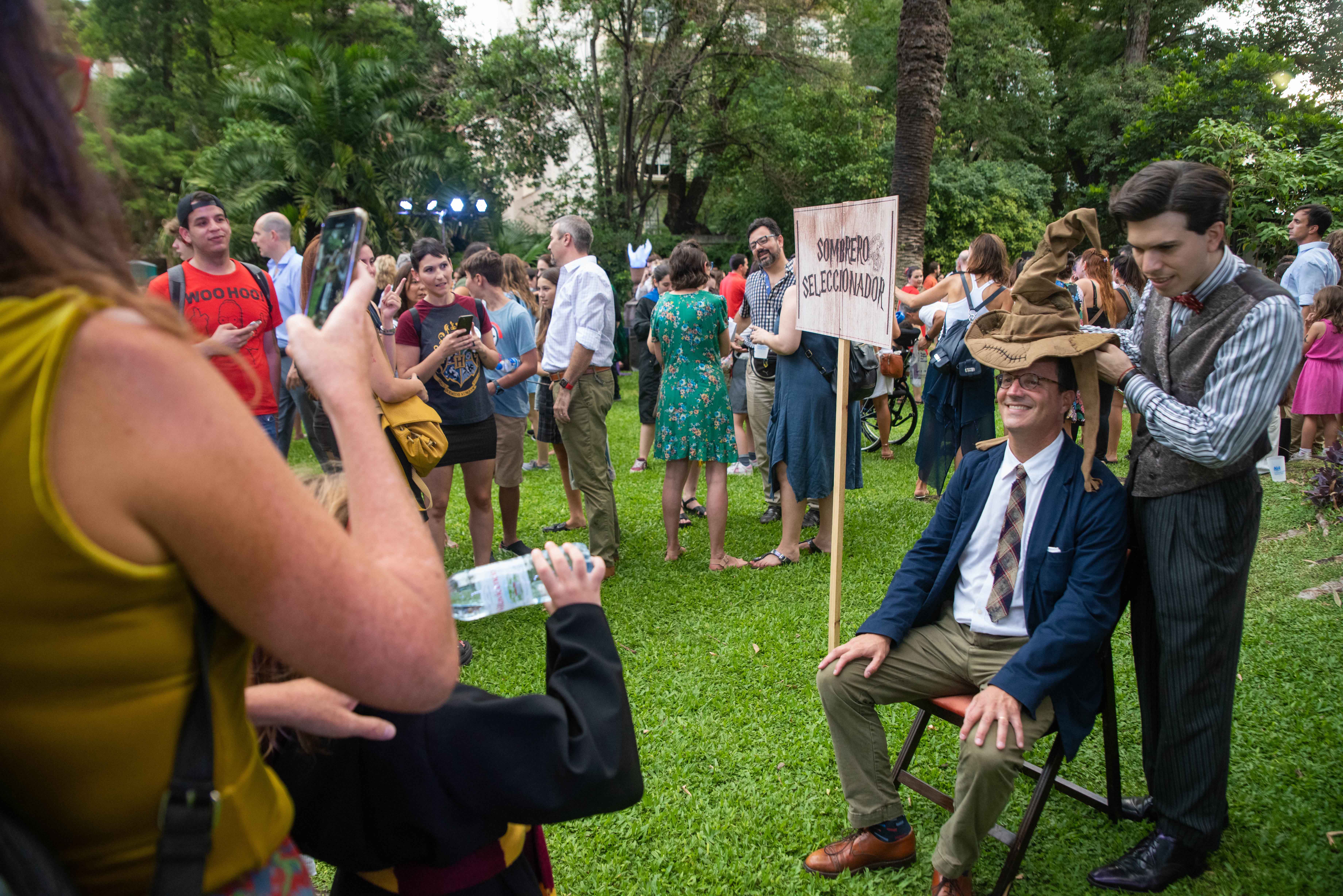 Los fanáticos hicieron largas colas para que el sombrero seleccionador les diga a qué casa pertenecían