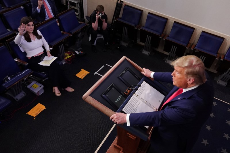 La corresponsal de CNN en la Casa Blanca, Kaitlan Collins, intenta hacer una pregunta mientras el Presidente de los Estados Unidos, Donald Trump, dirige la sesión informativa diaria de respuesta al coronavirus en la Casa Blanca en Washington, Estados Unidos, el 26 de marzo de 2020. REUTERS/Jonathan Ernst