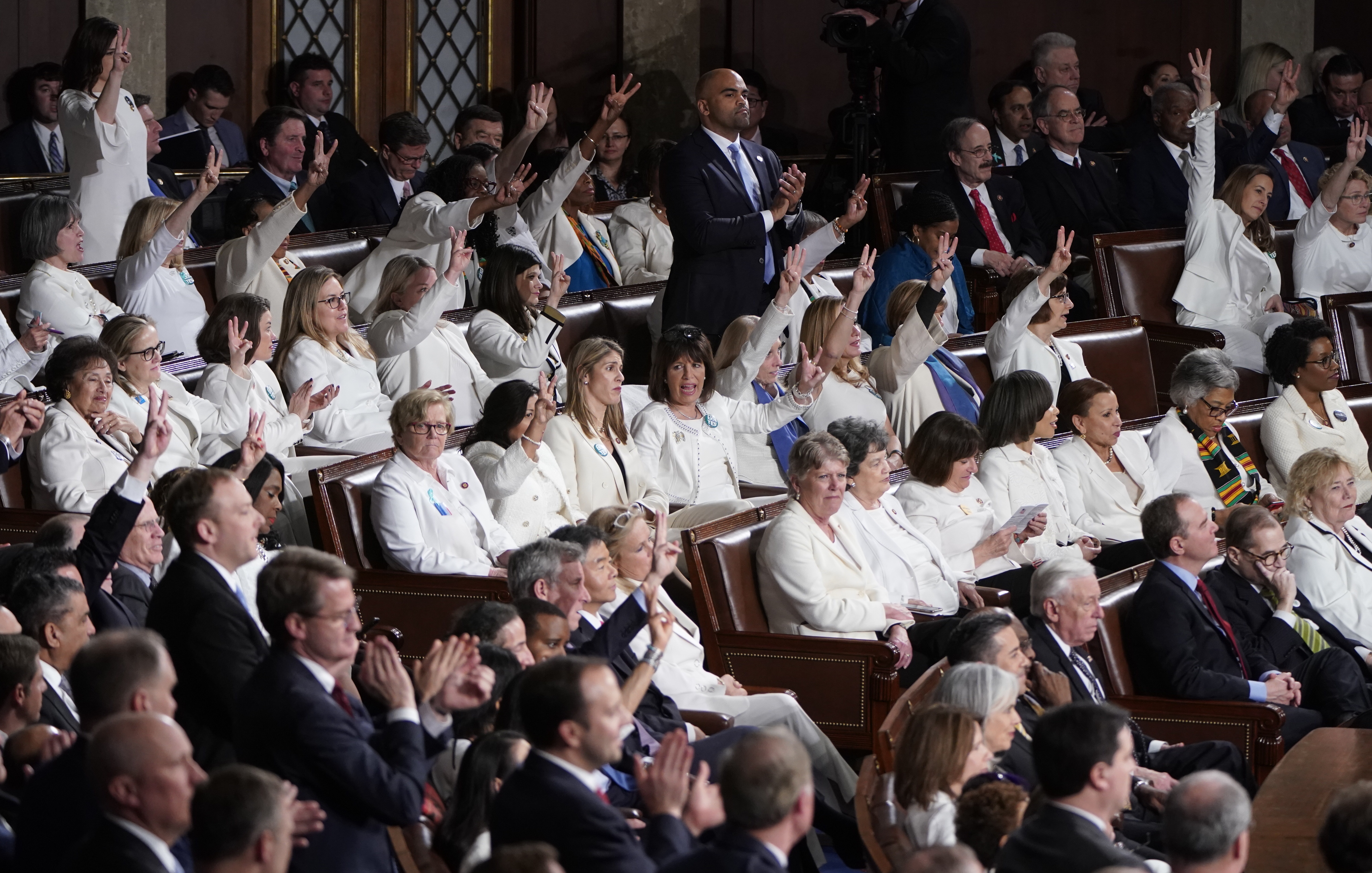 Las progresistas eligieron ir también de blanco, después de que se batiera el récord de mujeres elegidas para la Cámara de Representantes en unos comicios legislativos. REUTERS/Joshua Roberts