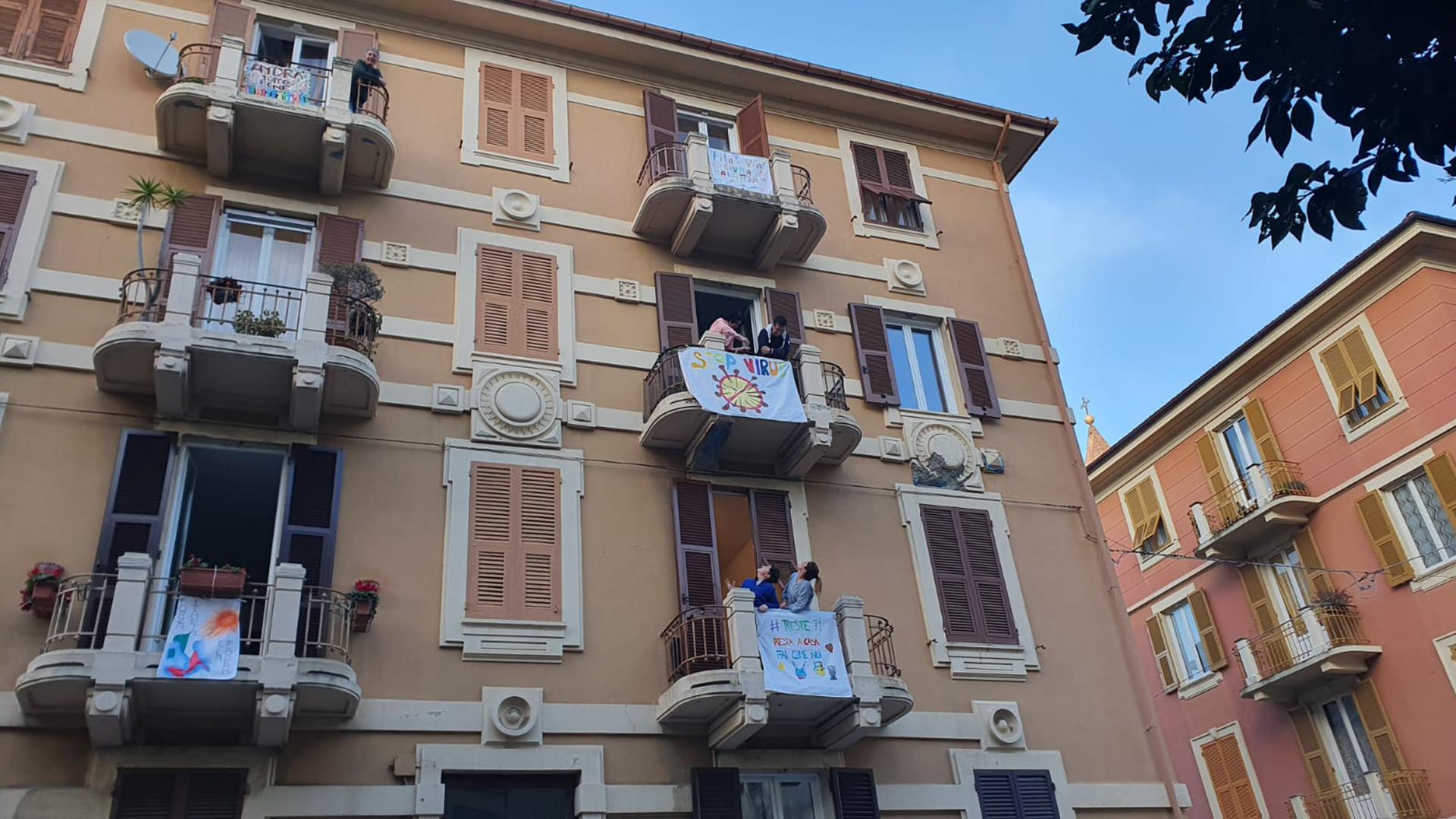 De los balcones de Milán cuelgan banderas con arco iris pntadas por los niños con la leyenda "Andrá tutto bene" (Todo va a estar bien) (fotos: María Carla Oller)
