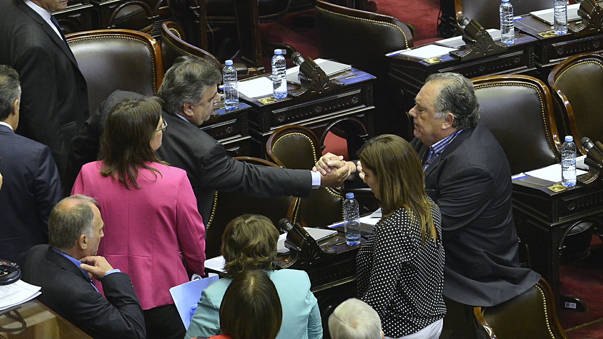 Mario Negri y Eduardo Valdés se estrechan la mano después de discutir por la forma en la que llegó el quórum