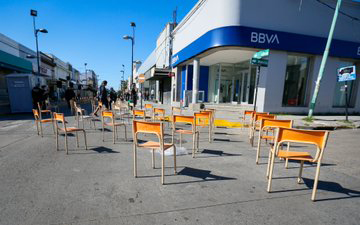 Otra postal de un sábado con bancos