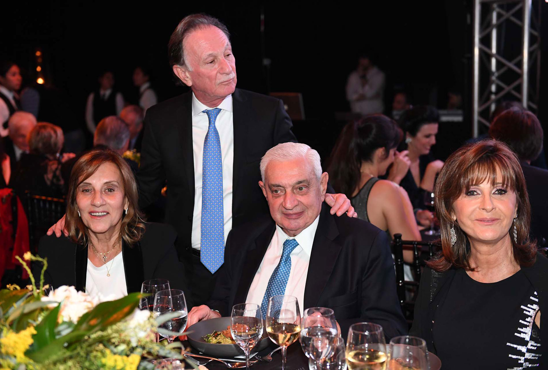 El presidente de la Bolsa de Comercio de Buenos Aires, Adelmo Gabbi y su mujer, junto a Gustavo Weiss y Myriam Levi