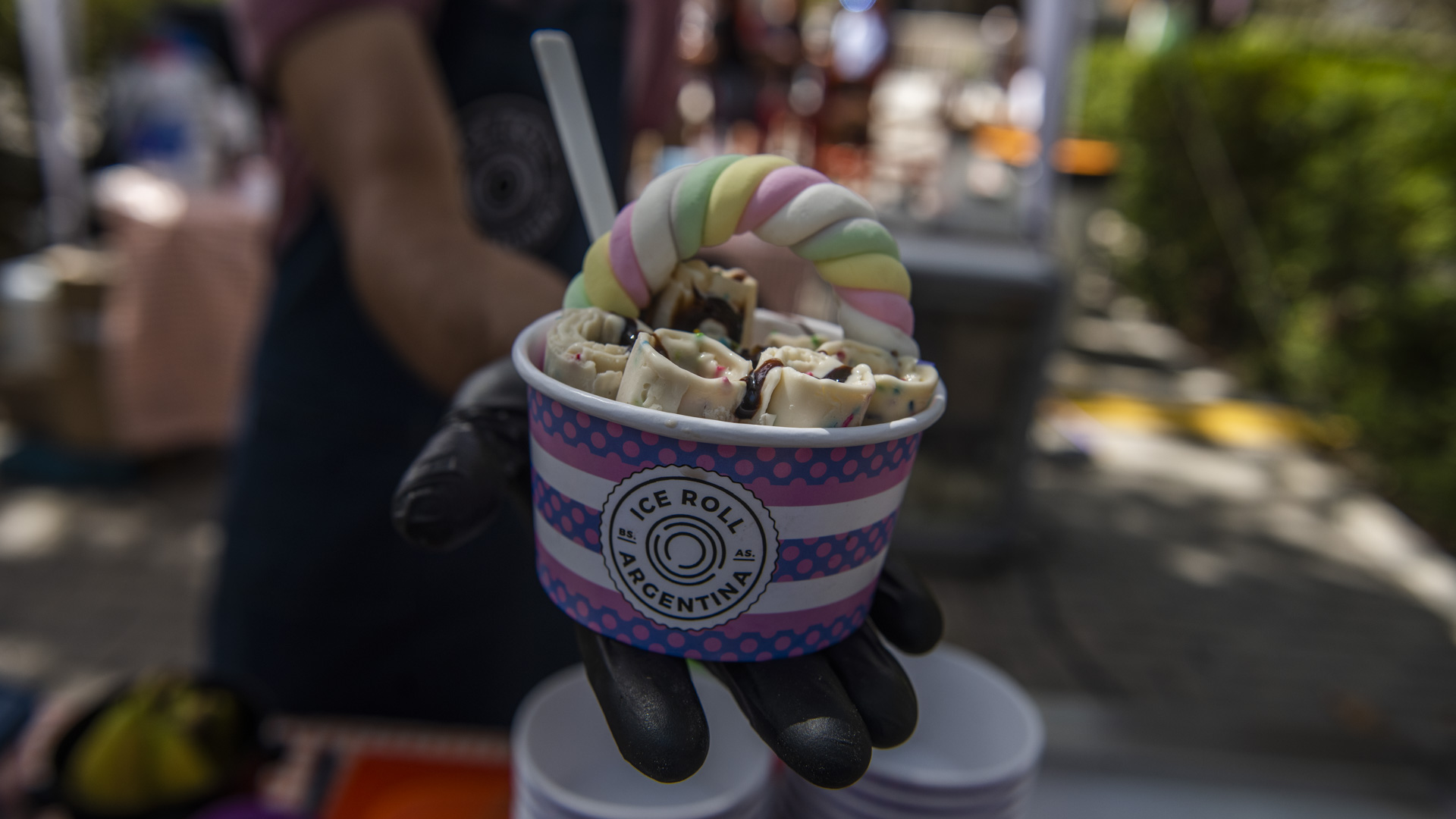 Como tendencia en helados, en las ferias gastronómicas no pueden faltar los helados tailandeses en roll. Ice Roll estuvo presente y con su técnica del helado en rollo que son furor en las redes sociales. Se tira el producto en la plancha de 45 grados, se pica, se estira, y luego se enrolla para colocarlos en el envase y entregarlo al cliente con los toppings elegidos
