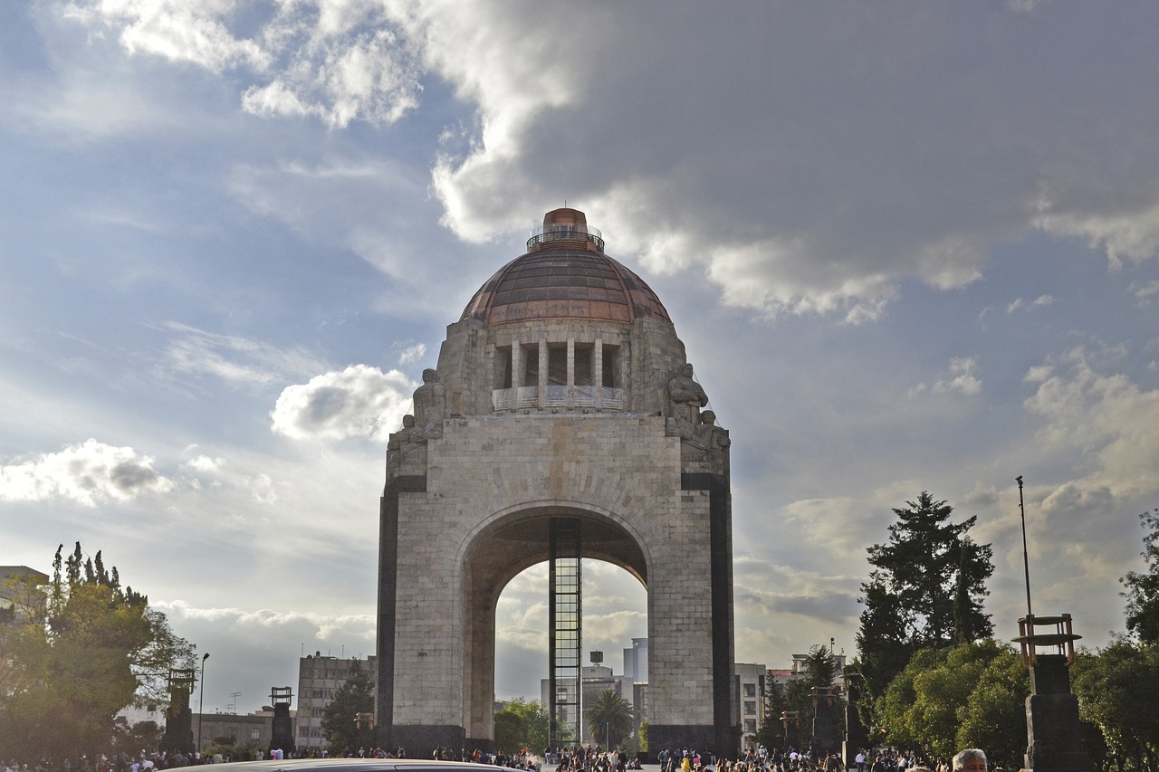 Las colectivas reportaron la presencia de más de 70 mil personas congregadas moviéndose desde diferentes puntos del centro hacia el Zócalo (Foto: Archivo)
