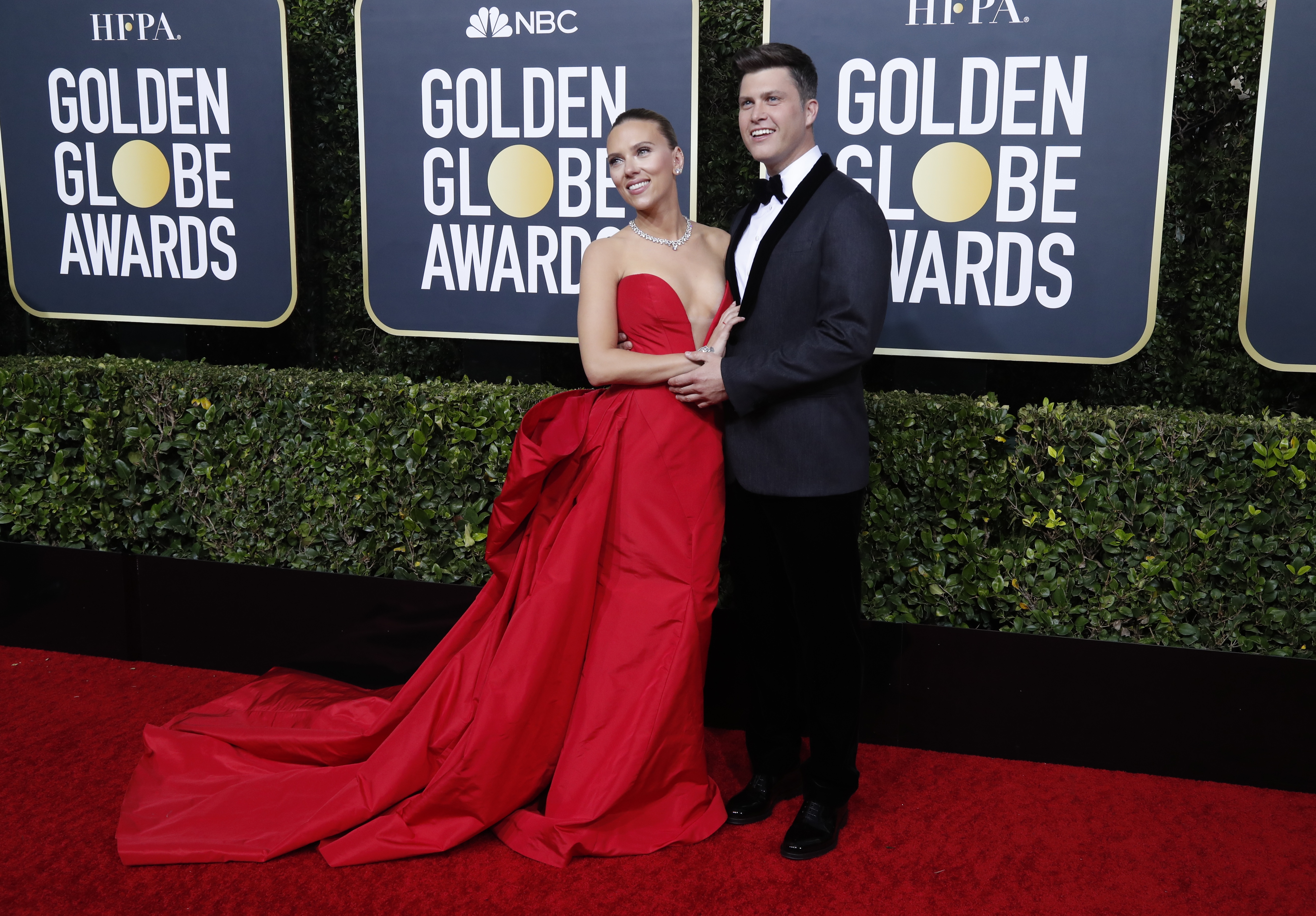 Scarlett Johansson y Colin Jost. Él lució un black tie de saco combinado con chiffón. La actriz optó por un vestido de tafetán rojo sirena con gran escote V y cola. Completó su look con gargantilla de brillantes y pequeños aros