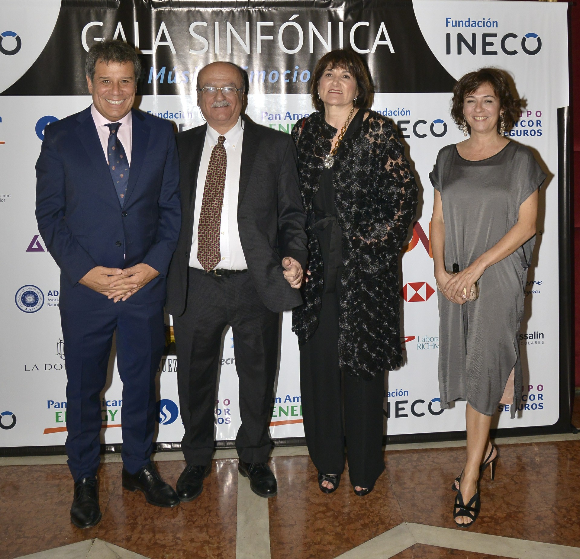 Facundo y Josefina Manes junto a José Bueri, jefe de Neurología del Hospital Universitario Austral