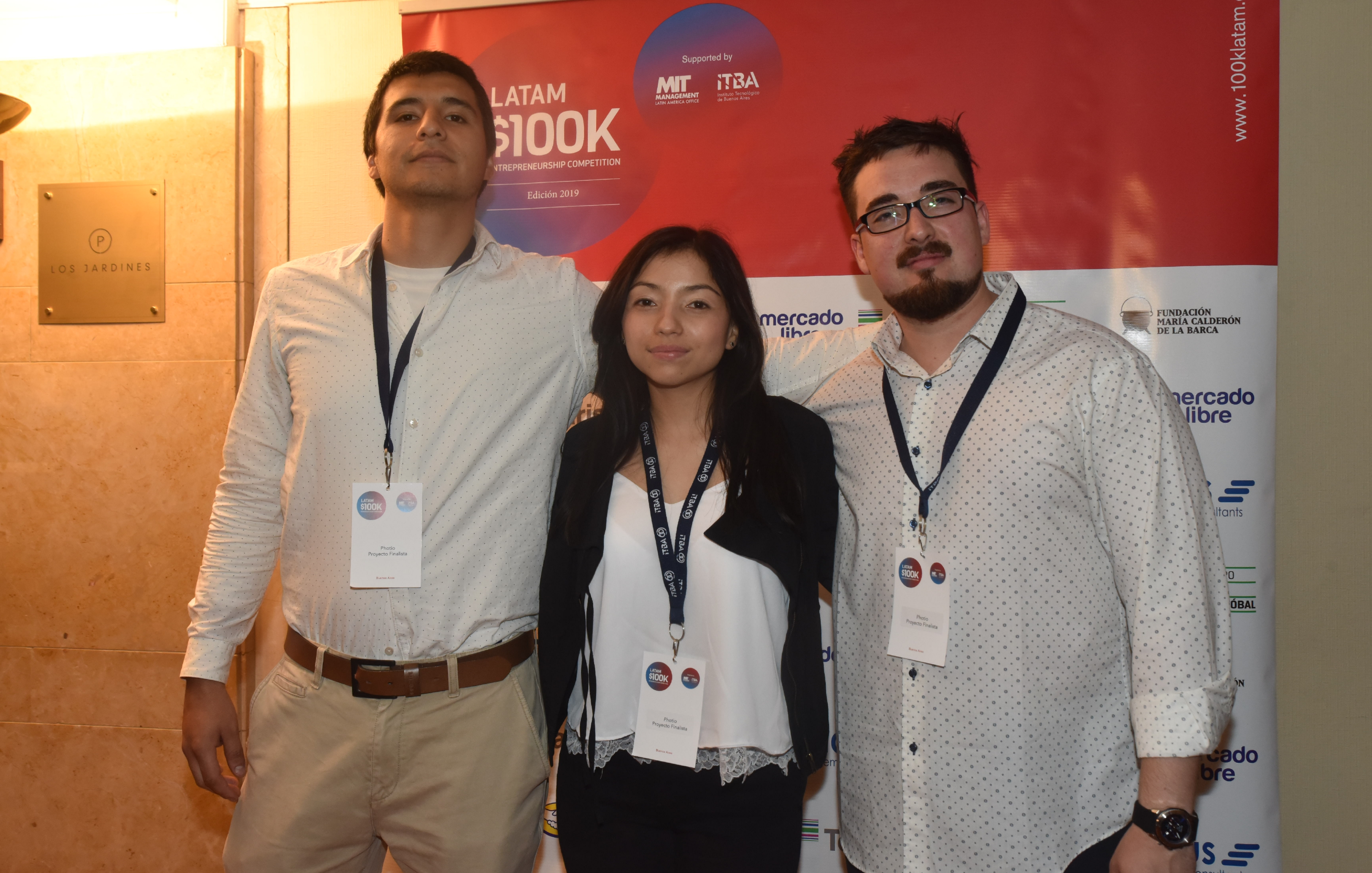 Jaime Rovegno, Constanza Escobar y Matías Moya (Chile), creadores del proyecto Photio, una solución que consiste en un conjunto de nanopartículas que se añaden a pinturas o asfalto, las cuales en presencia de radiación UV, ya sea de forma natural, al exponerlas a la radiación solar; o de forma artificial, por medio de estructuras diseñadas para optimizar la captación con lámparas UV, permiten descontaminar continuamente los gases emitidos por todo tipo de fuentes a nivel industrial y domiciliario.