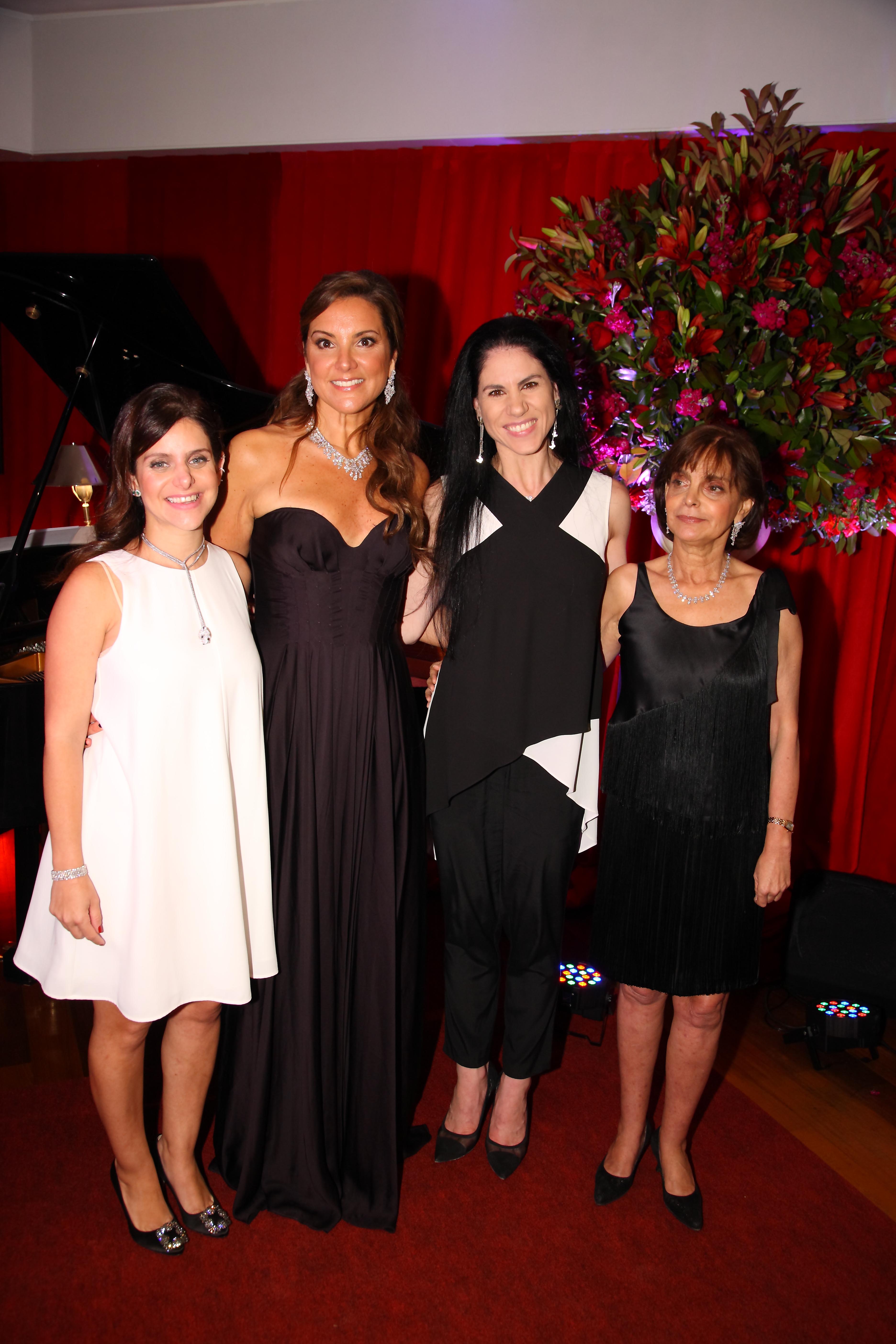 Acompañada en el piano por el Maestro Eduardo Páez, Virginia Tola interpretó arias de