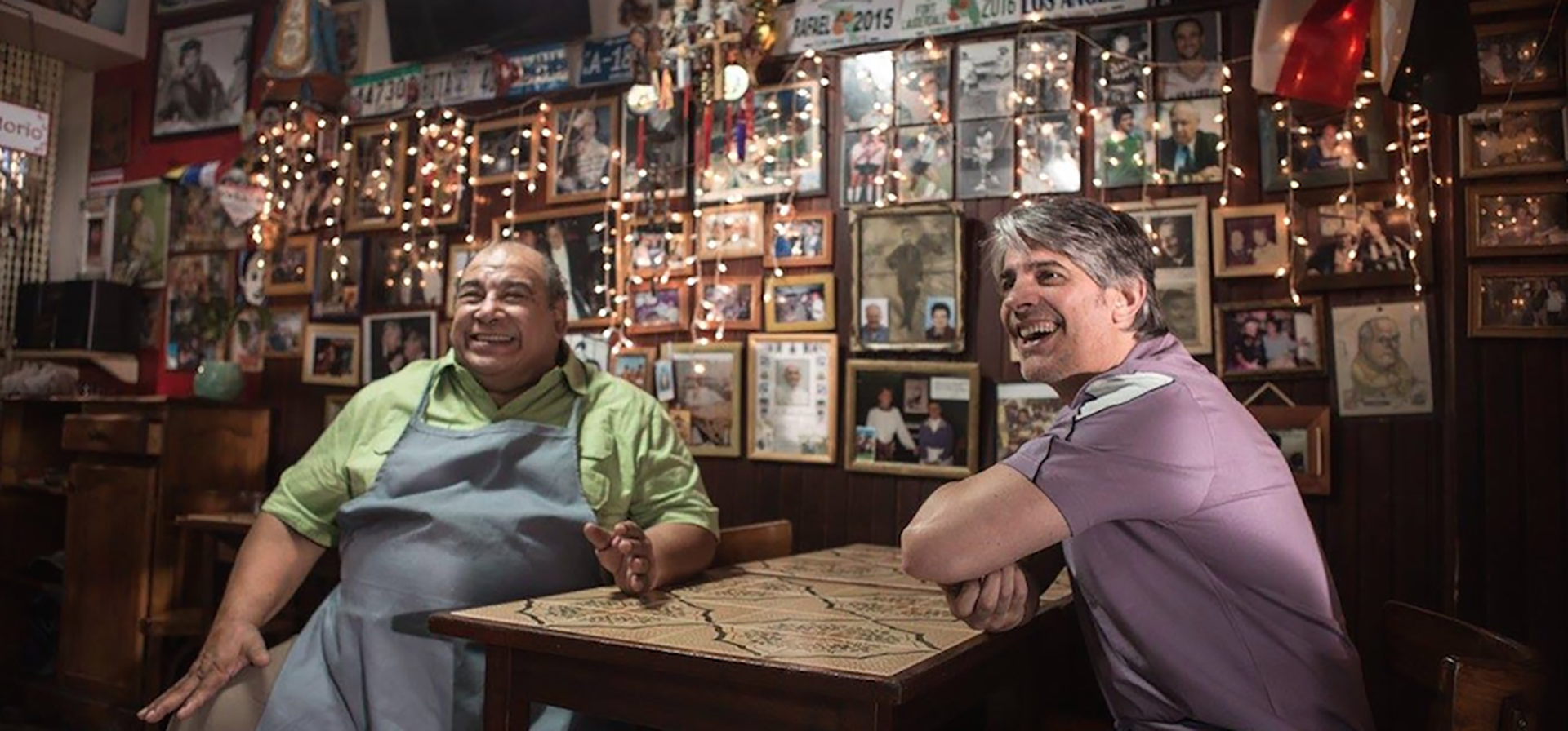 Pablo Echarri y Roly Serrano, protagonistas de "El kiosco", la película que se filmó en la pizzería