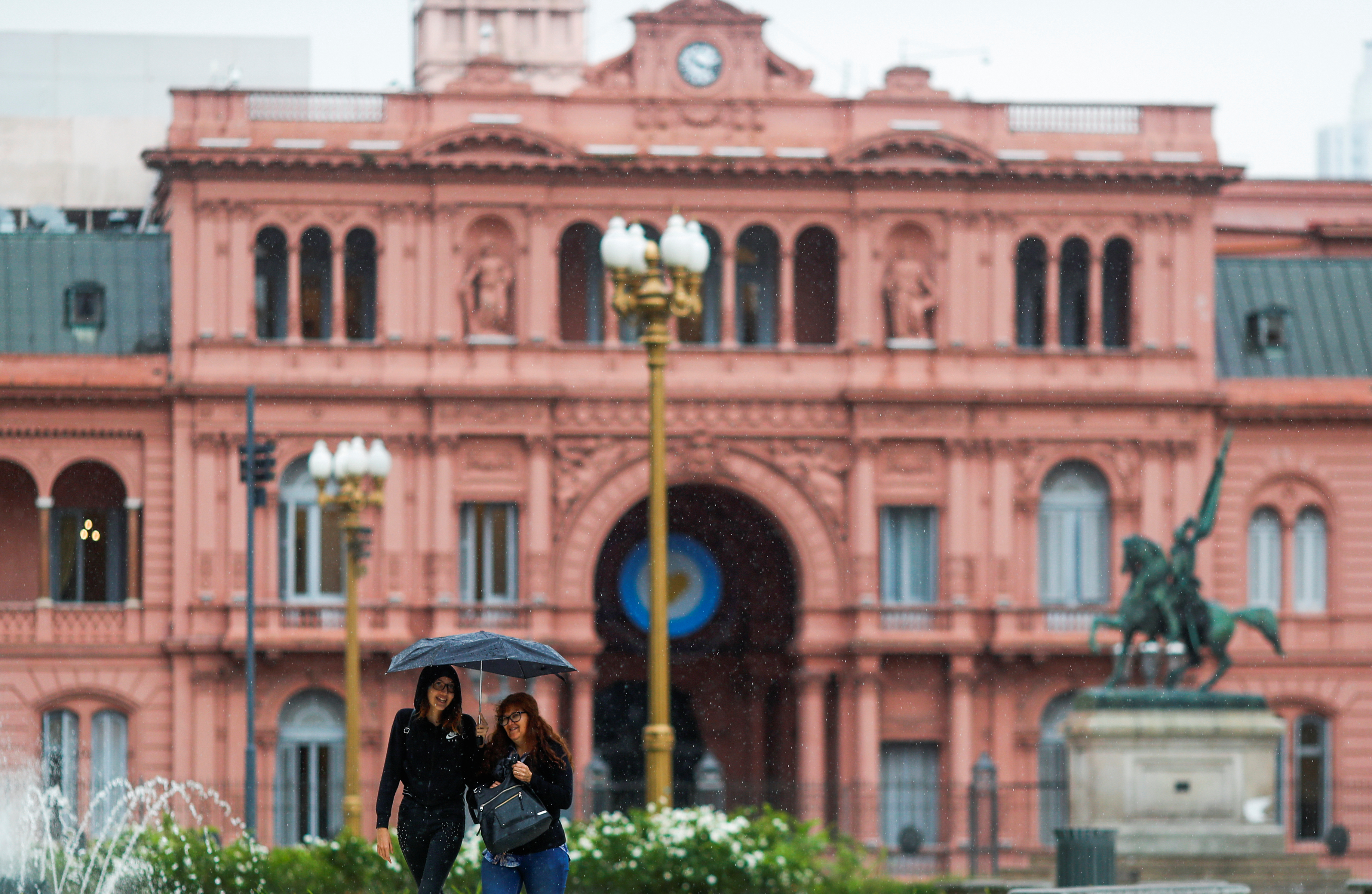 El gobierno nacional tiene cerca de 750 mil empleados, frente a 2,2 millones en las provincias y a un millón en los municipios