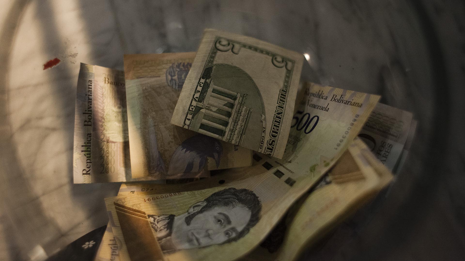 Una jarra donde se colectan propinas en una cafetería de Caracas, en la que mezclan dólares y devaludos bolívares. La moneda estadounidense se ha convertido en la moneda de facto para cada vez más venezolanos (Adriana Loureiro Fernandez - Bloomberg)