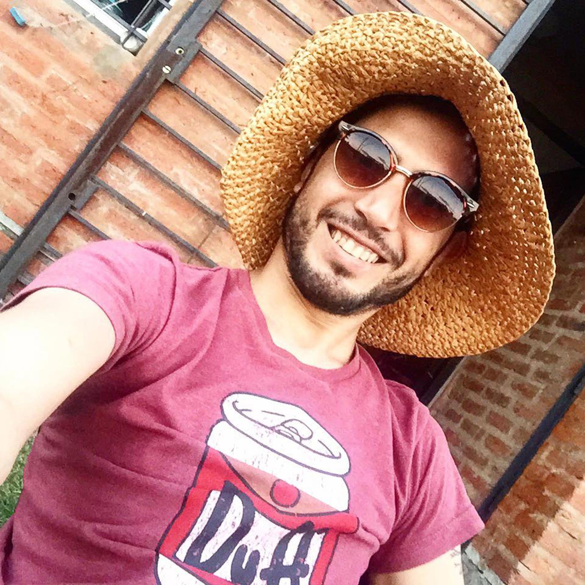 Fernando Gaitán trabaja en una cadena farmacéutica y estudia enfermería