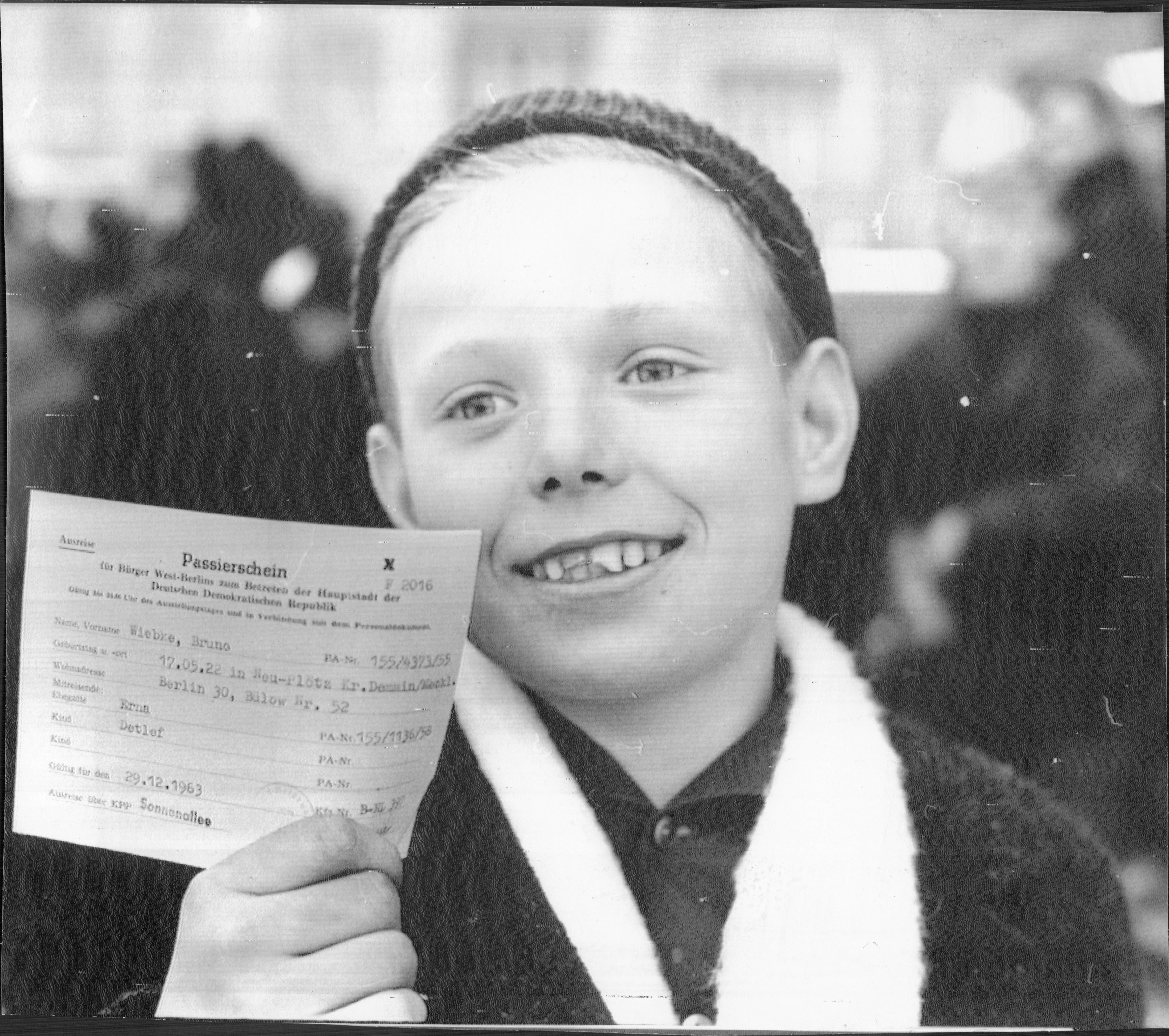 Detlef Wiebke, un niños de la Alemania occidental, muestra su pase que lo habilita a visitar la parte de la ciudad del otro lado del muro.