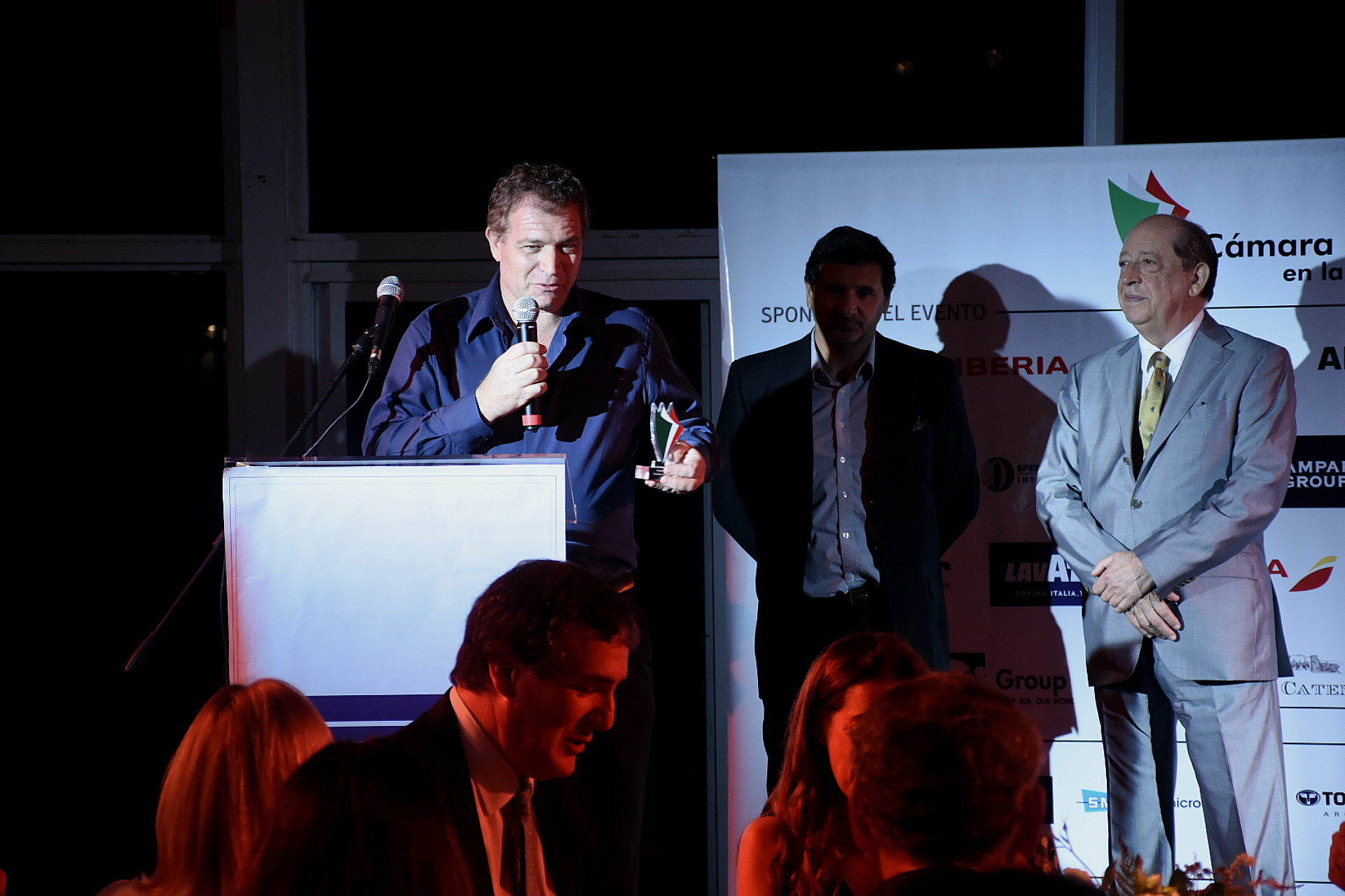 El Premio Gestión Ambiental Sustentable fue para Lamp Troyer, una tecnología para el reciclado de lámparas con mercurio. Utiliza un tambor de 200 litros, con un cabezal que tritura las lámparas y un sistema de aspiración que -a través de varios filtros- separa los vidrios de los materiales tóxicos. En la última etapa, un carbón activado captura, a nivel molecular, el mercurio que queda encapsulado y no contamina el medioambiente. Esta tecnología ya se implementa en municipios, empresas e instituciones. CCI y CEMA -Cámara de Empresarios del Medio Ambiente- han instítuido este premio, mediante concurso público, con el fin de valorar la gestión ambiental de las empresas hacia la sustentabilidad