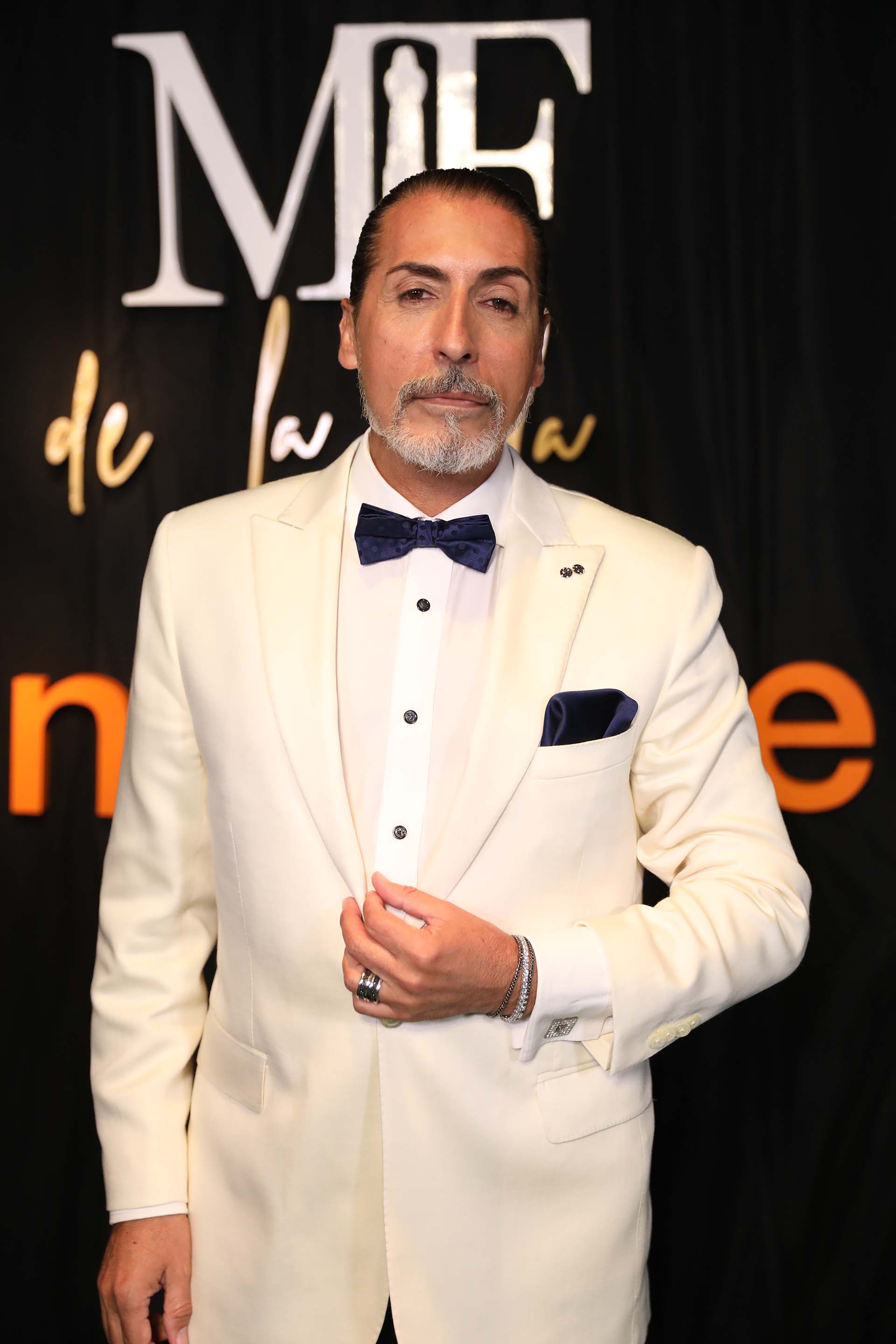 César Juricich nominado a mejor crítico de moda y a mejor panelista masculino, con un smoking de saco blanco impoluto pantalones de vestir negros