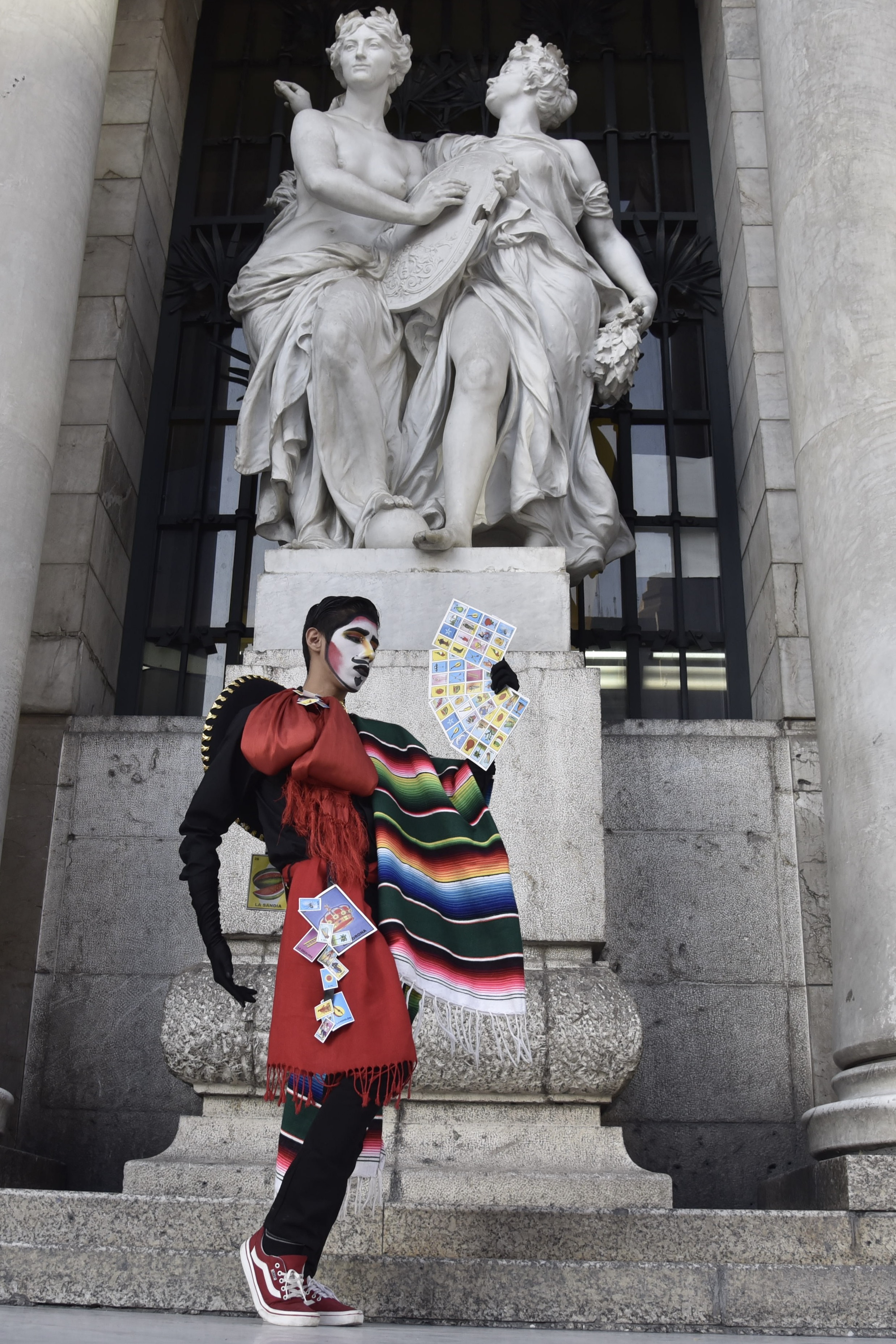 Manifestante caracterizado como Zapata posa a las afueras de Pació de Bellas Artes (Foto: Mario Jasso/Cuartoscuro)