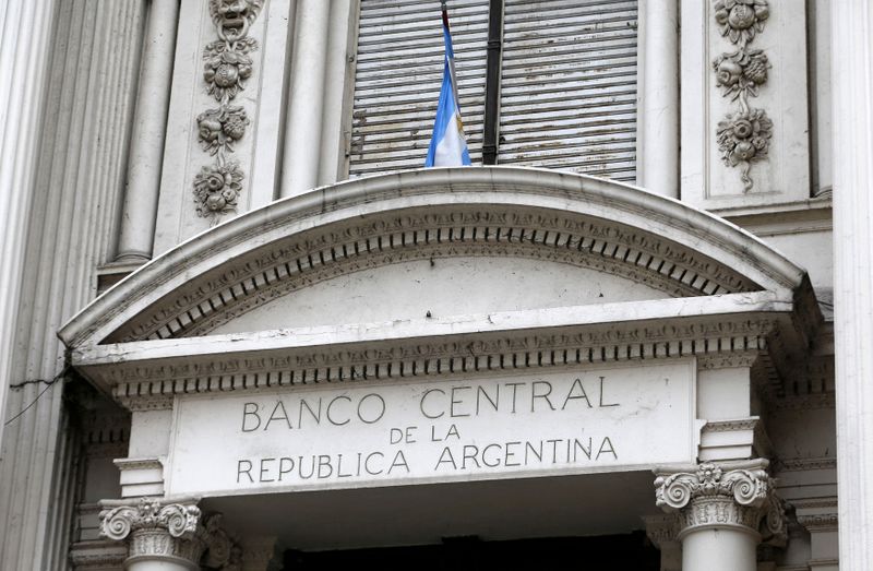 Edificio del banco central de Argentina en Buenos Aires, Foto de archivo
Oct 16. REUTERS/Enrique Marcarian (ARGENTINA - Tags: BUSINESS POLITICS)