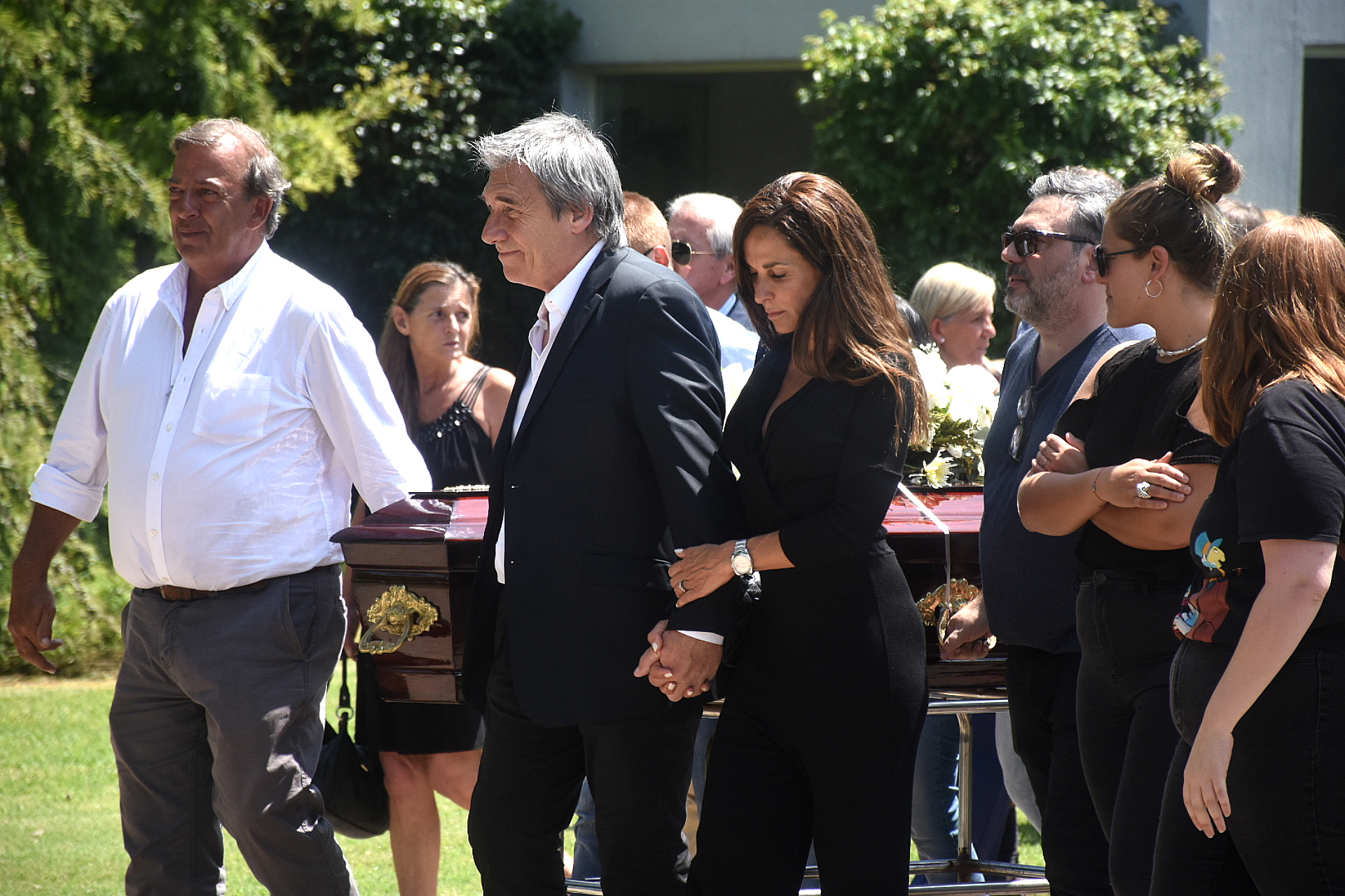 Facundo Saravia, hijo de Juan Carlos Saravia, porta el féretro junto a sus hermanos; lo acompaña su mujer, María José Vázquez (Fotos: Nicolas Stulberg)