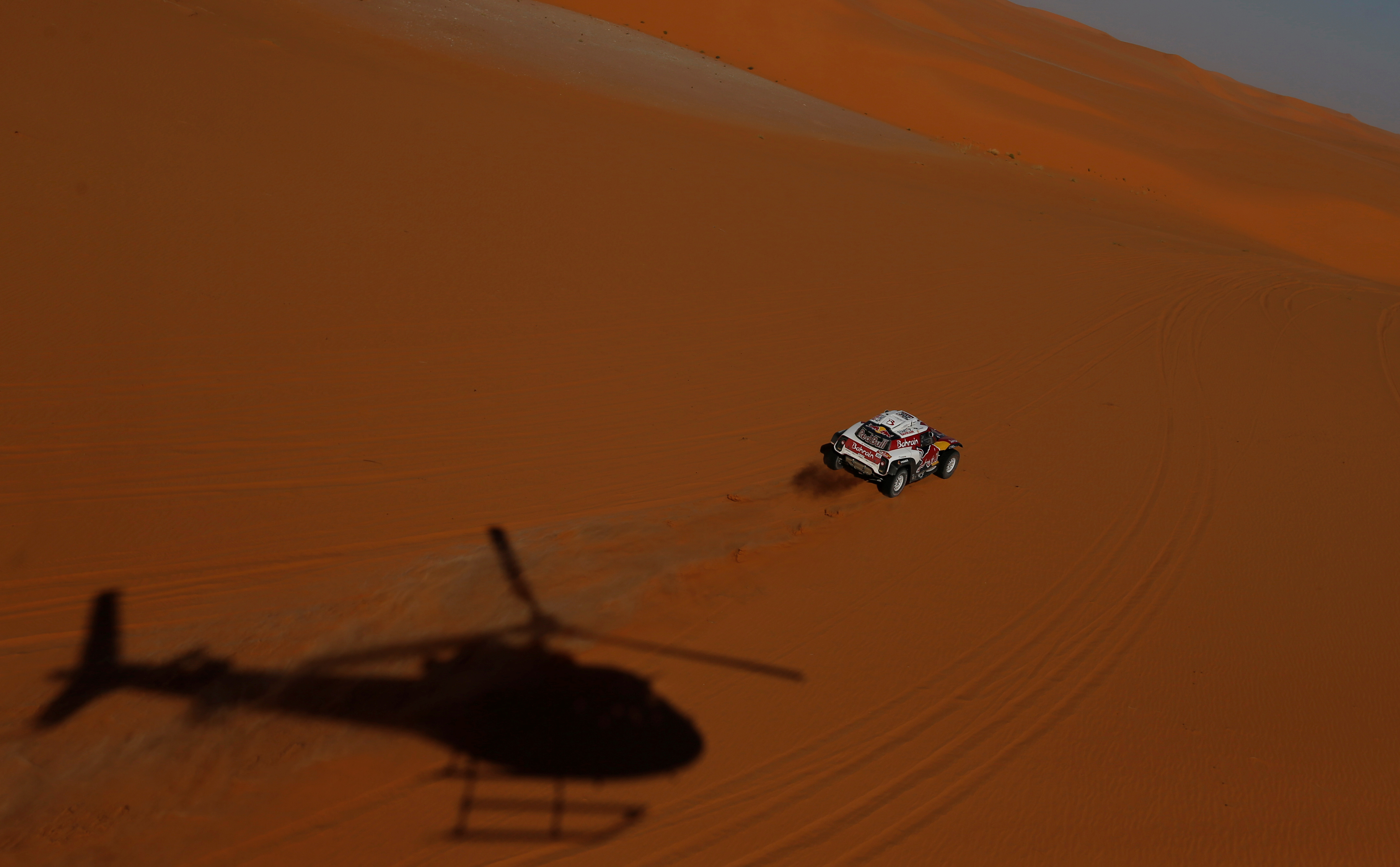El español se aprovechó de los errores de navegación de sus perseguidoras Stéphane Peterhansel (Mini) y Al-Attiyah, que perdieron 11 minutos y 48 segundos, y 17 minutos y 46 segundos respecto al líder