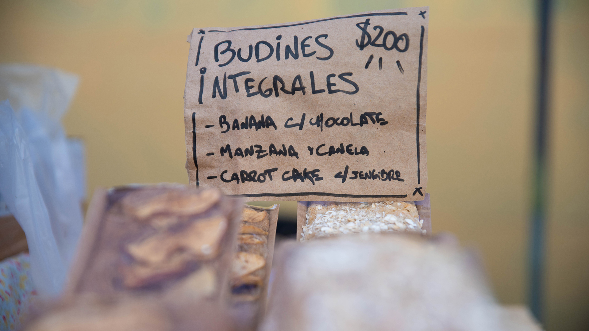 Con opción para consumir ahí o llevar a su casa hay un mercado de cosas saladas y dulces. En la foto, un budín de harina integral con variantes de banana y chocolate/ manzana y canela o carrot cake con jengibre