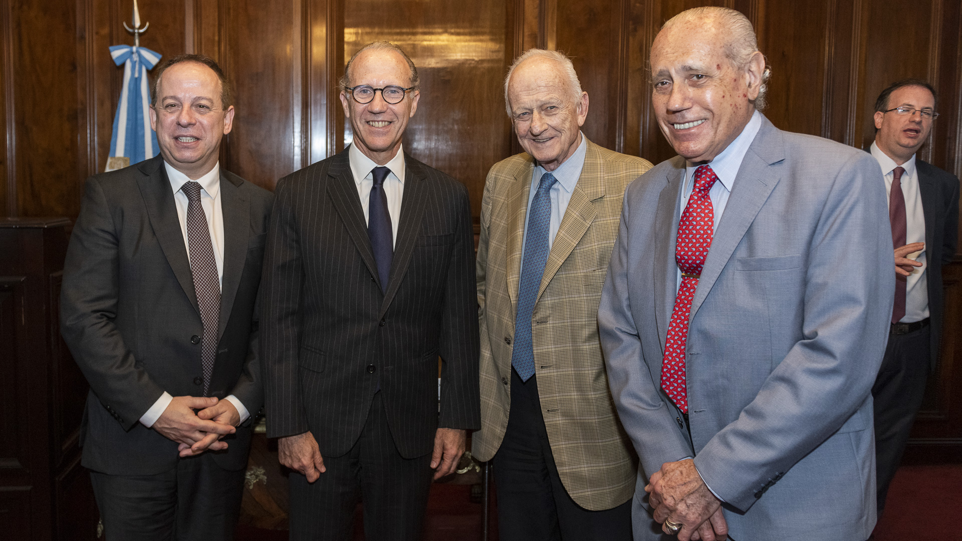 Martín Etchevers, presidente de ADEPA; Carlos Rosenkrantz, titular de la Corte Suprema; y los constitucionalistas Gregorio Badeni y Jorge Vanossi. “Sabemos que esta especialidad requiere no solo de las habilidades y responsabilidades tradicionales que tenemos los periodistas, en aras de buscar la verdad. Hay que hacer un esfuerzo mayor para interpretar las decisiones de la justicia, que muchas veces son complejas, porque los problemas son complejos; y explicarlas en lenguaje llano y accesible para el gran público”, dijo el presidente de Adepa