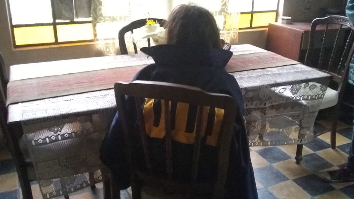 La nena de 10 años apareció hoy en la casa de su vecina mojada y con la ropa embarrada