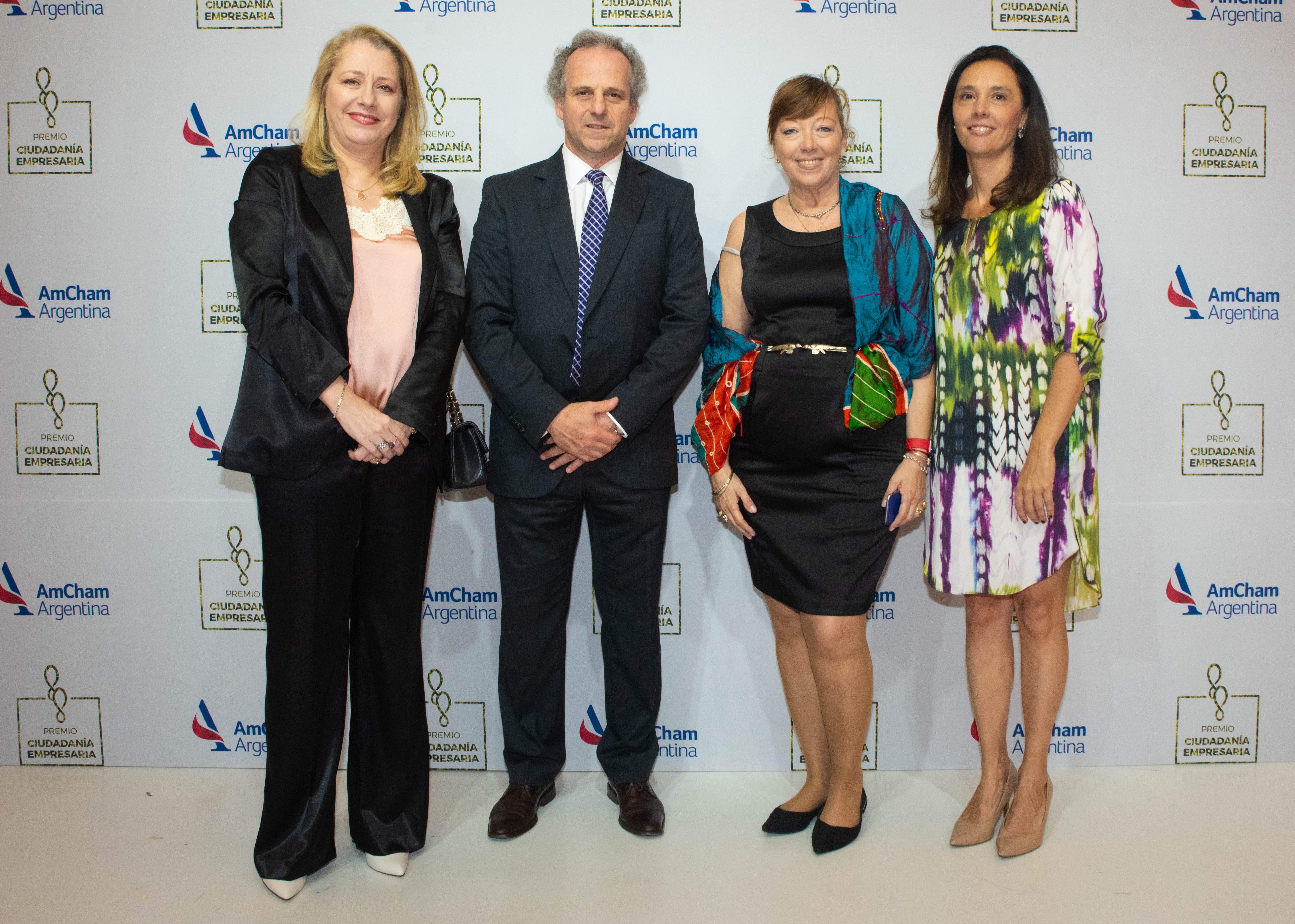 Amelia Videla, directora de Comunicación, Sustentabilidad y Asuntos Públicos de Manpower Group; Patricia Sclocco, directora de Comunicación y Asuntos Públicos de Securitas; Roberto Alexander y Florencia Salvi. Con una amplia trayectoria, el Premio Ciudadanía Empresaria es uno de los reconocimientos más prestigiosos dentro del ámbito empresarial y está destinado a empresas grandes y PyMEs de todo el país, que orientan y gestionan su modelo de negocios hacia las economías del siglo XXI, galardonando a los de triple impacto en una economía que busca un futuro más participativo y colaborativo